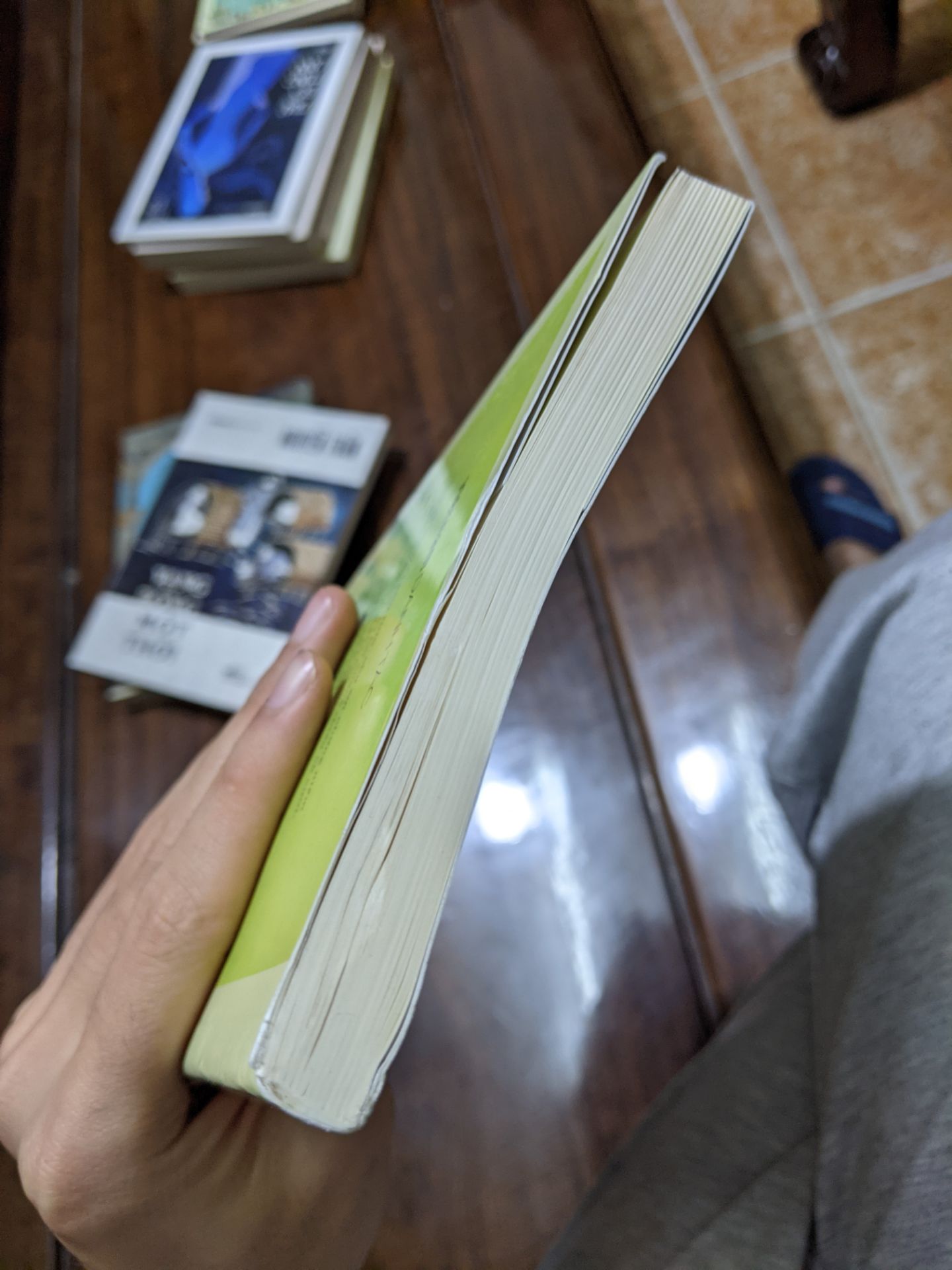 Từ trước đến giờ mình luôn hài lòng với dịch vụ của tiki nhưng hôm nay thất vọng thực sự. Giao hàng chậm, đóng gói thì quá sơ sài, nhìn cái hộp các tông méo mó dập nát mà shipper mang đến là có linh cảm không lành rồi. Mở ra bên trong thì rất nhiều cuốn bị nhăn bìa và gáy. Chán ko thể tả nổi ! Ảnh mình chụp lên nhìn có vẻ không nghiêm trọng cho lắm nhưng nhìn ở ngoài thì KHÔNG KHÁC GÌ ĐI MUA Ở TIỆM SÁCH CŨ VỀ !