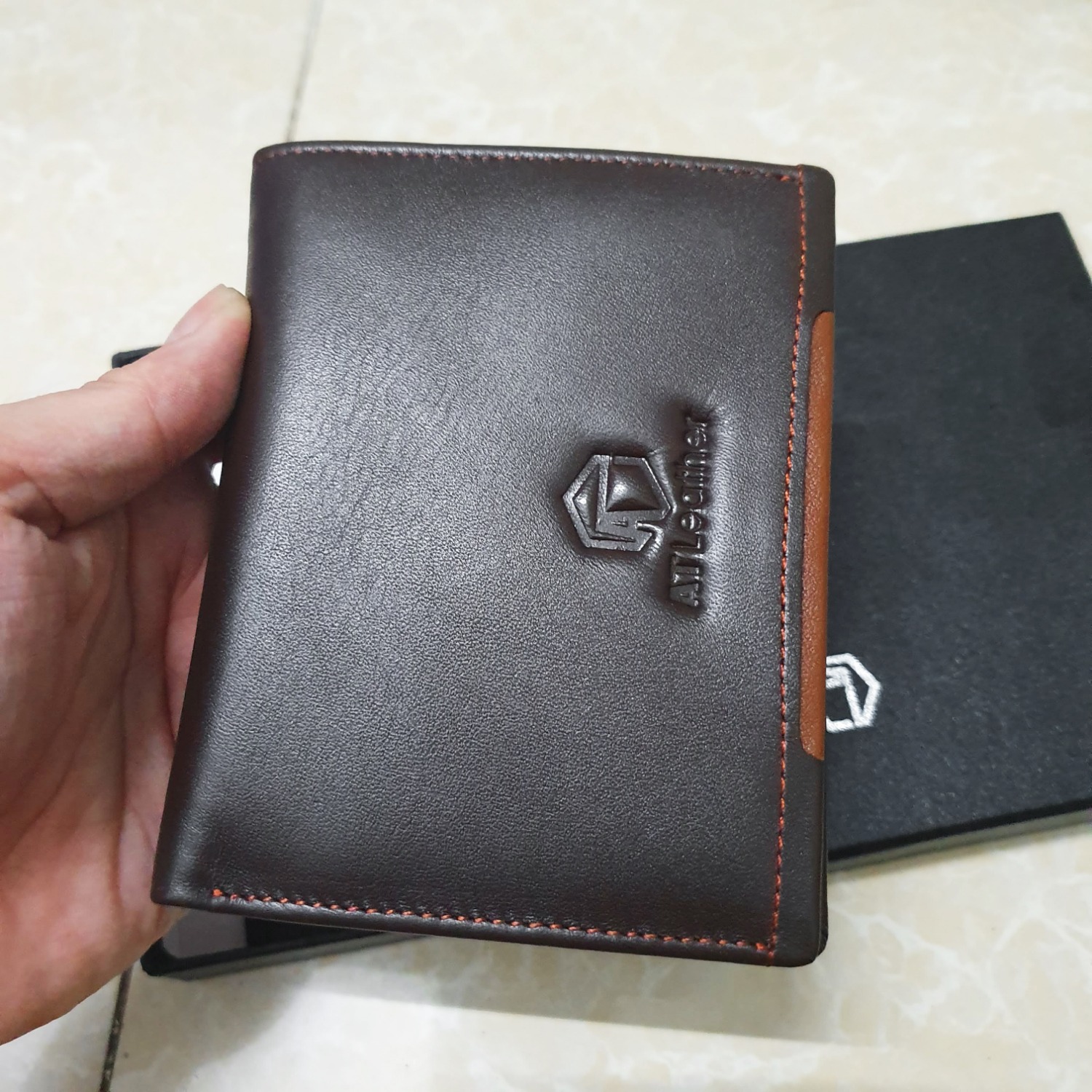 Thích nhất là chất da mềm, mịn. Không lỗi lầm, ví đứng đựng giấy tờ rất ok. Hộp và phụ kiện đầy đủ. Hàng chính hãng. Chỉ có 1 điểm không hài lòng là sản phẩm này lúc đặt không có tiki now (màu đen thì có). Phải đợi hơn 4 ngày mới có hàng. Tiki khắc phục được việc giao hàng thì tốt hơn.