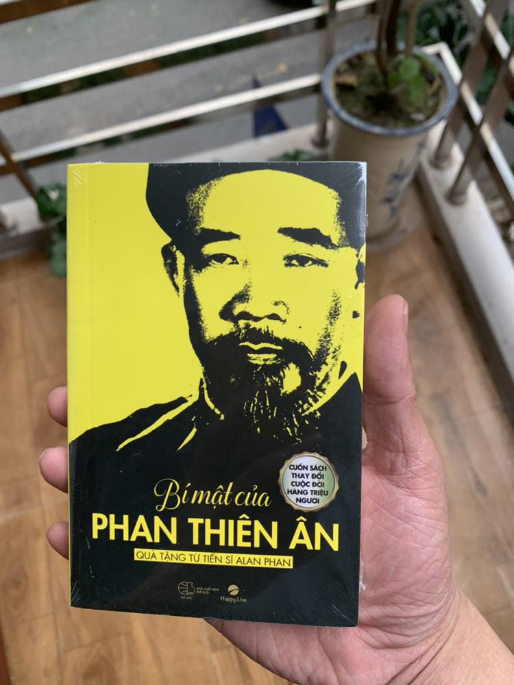 Giao hàng rất nhanh. Nội dung thì không cần phải bàn chỉ có hai chữ tuyệt vời. Các bạn trẻ nên đọc và nghiền ngẫm rất tốt cho cuộc sống. Có điều k vừa lòng phần gáy sách chưa đc chỉn chu. Vẫn đánh giá ủng hộ 5 sao.