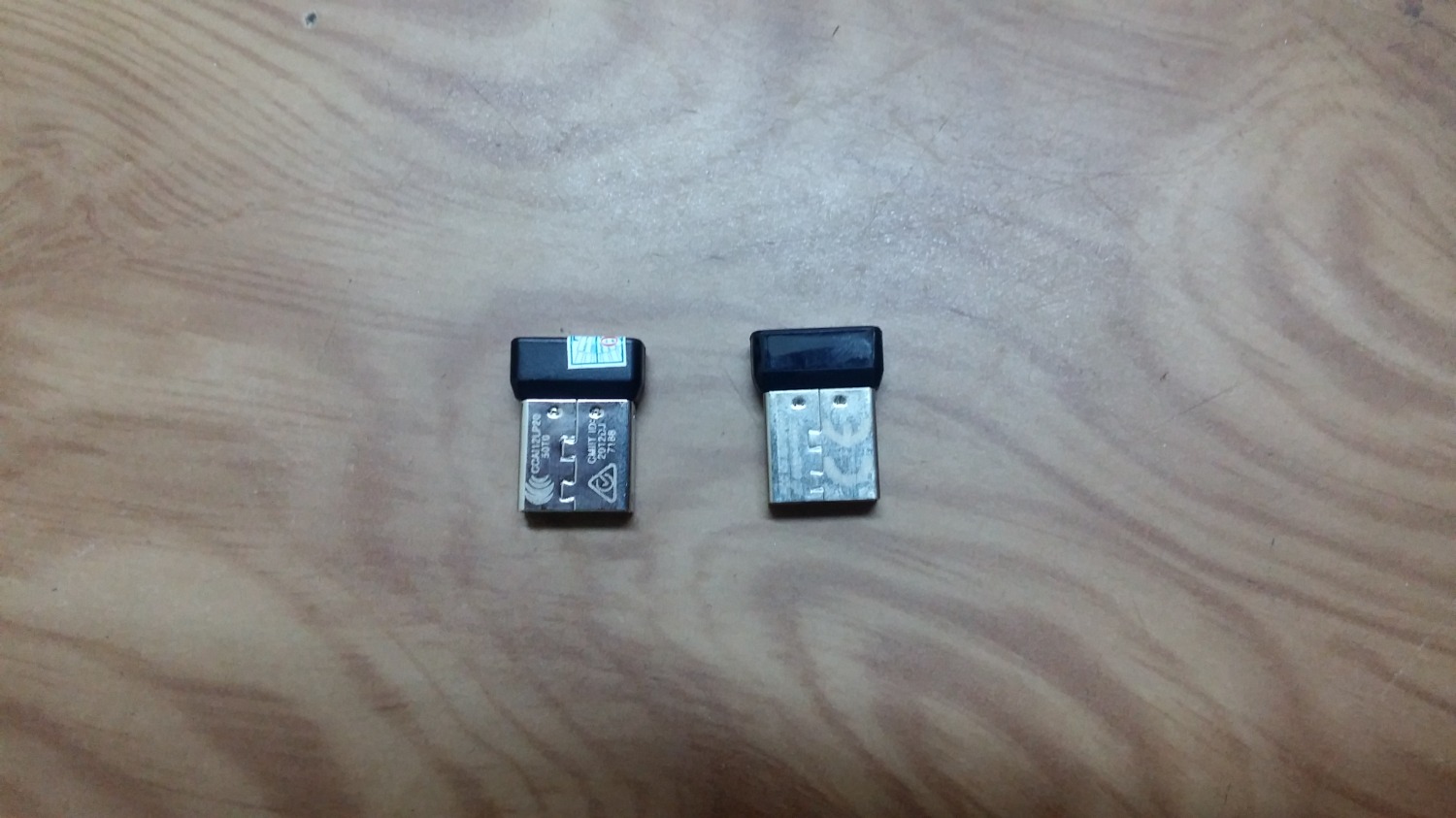 Sản phẩm này có vấn đề. Trước đây, cũng mã này Logitech MK270r.
Tôi đã từng mua 2 bộ này, nên chủ quan tiếp tục mua. SẢN PHẨM LẦN THỨ 3 TÔI MUA NÀY CÁI MINI RECEIVER KHÔNG CÓ UNIFYING.
Tức là cục receiver nhìn thô kệch, không tròn, trau chuốt và không có logo Unifying màu cam như trước. 
Khi tôi nói chuyện với nhân viên, họ nói lập lờ là sản phẩm đã có sự thay đổi, nhưng đó là vô lý, sản phẩm không đúng với hình ảnh. 
Nếu biết không có Unifying (tính năng kết nối receiver nổi tiếng và đắt tiền của thiết bị) thì tôi ko mua sản phẩm này. 
Ở phía dưới nhận xét có 1 người bị vụ này y chang như tôi.
Bây giờ mới hiểu tại sao có người khen xài đc có người nói bắt sóng ko tốt, trễ, lag, yếu. Là vì họ bị bán trúng sản phẩm giả ko có logo Unifying.
Chưa hết, sản phẩm trước tôi mua, cách mở hộp và gắn khác hẳn, hộp trước ghi rõ có Unifying và mở ở giữa, còn loại này mở hộp ở 2 bên hông, nắp che pin của bàn phím rất thô kệch, nhìn như đồ tàu, ko thô xảo như cái cũ.
Hiện này sản phẩm Logitech này, tiki bán đang nhập nhằng không rõ ràng hàng thật hàng giả gâp nhầm lẫn cho khách hàng. (Hiện nay tôi cũng ko biết cái bản này là giả hay thật nữa). 
Tôi đã kiểm tra trên website của Logitech, hàng chính hãng MK270r ko có cái receiver thô kệch và thiếu logo unifying này. Cũng chưa từng thấy logitech đưa thông cáo thay đổi sản phẩm này.
Phía dưới tôi chụp cho các bạn phân biệt giữa đồ giả (mới mua dính lúc nãy) ở bên phải và đồ thật (tôi mua trước đây ở bên phải) hoàn toàn khác biệt.
Các bạn hết sức cẩn thận khi mua hàng.