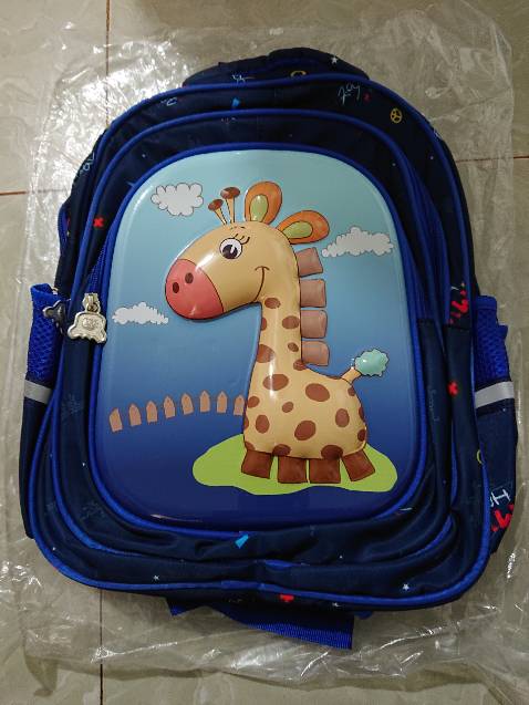 Mẫu mã đẹp
Nhiều ngăn tiện dụng
Vừa với thân hình của bé nhà mình
Giao hàng đúng hẹn, đóng gói cẩn thận
Điểm trừ là đường chỉ may vẫn còn lỗi
Thông cảm được vì giá cũng rẻ