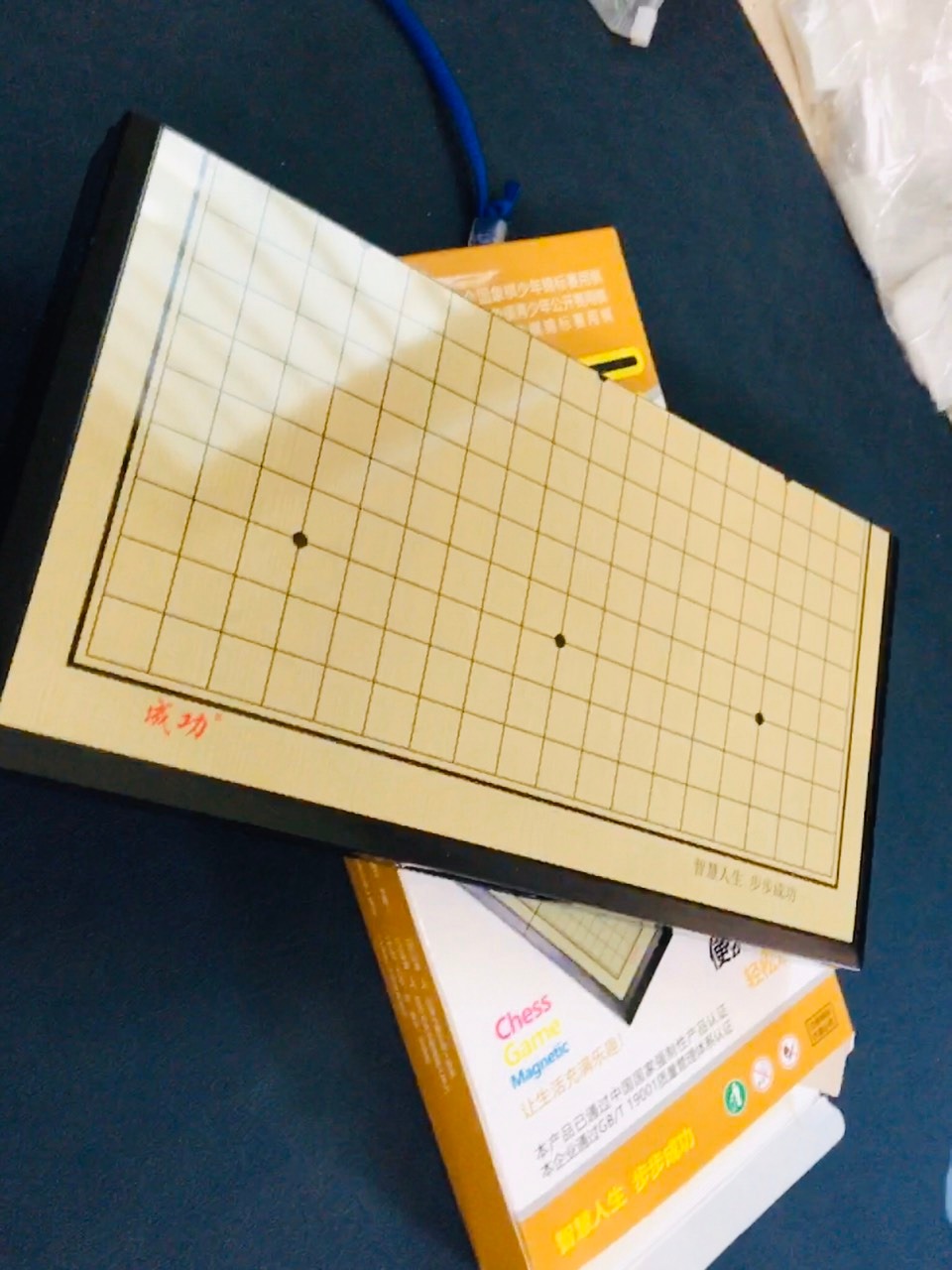 T có mua lần 1 bộ màu xám đen, và có góp ý shop nhưng bây giờ màu mới chất lượng bám dính hút chặt hơn hẳn. số lượng quân nhiều t chưa đếm hết, nhưng trước mắt vậy là được rồi. Shop này tiếp thu tốt, nên dù sao cũng ko thấy gì cả! Chất lượng cao so với giá thành