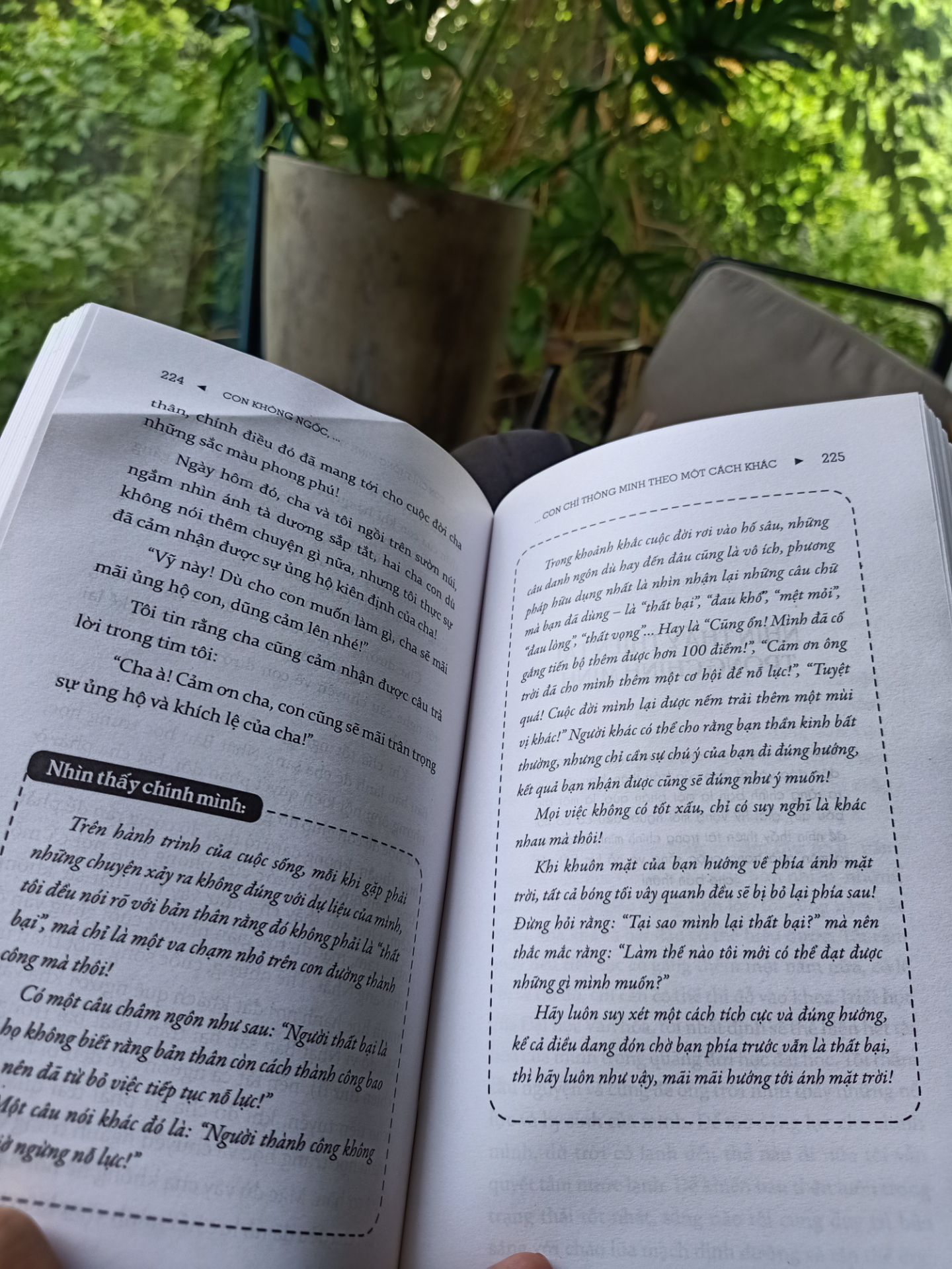Một buổi sáng ghé quán Cafe quen thuộc đọc vài trang sách để cảm thấy đời vẫn còn tươi đẹp chán :) Thích nhất câu này trong sách : "Mọi việc không có tốt xấu, chỉ là suy nghĩ khác nhau mà thôi!
Khi khuôn mặt bạn hướng về ánh mặt trời, tất cả bóng tối vây quanh đều sẽ bỏ lại phía sau..."