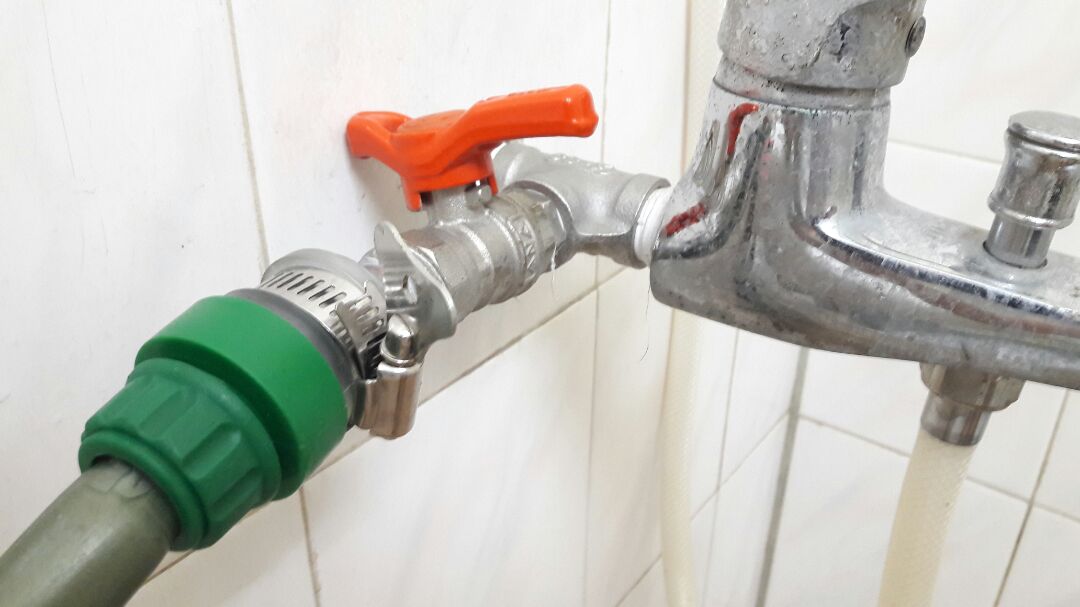 Hàng nhìn đẹp , giao hàng nhanh , phần nối với vòi nước thì tốt , kín ,chặt , tháo lắp thuận tiện , nhưng phần nối với ống nước không kín , không chặt được nên nước phun ra . Nhà sx cần xem lại phần này để kết nối kín hơn . Cần lắp thêm 1 đai khóa ở phần đó thì sẽ kín được .