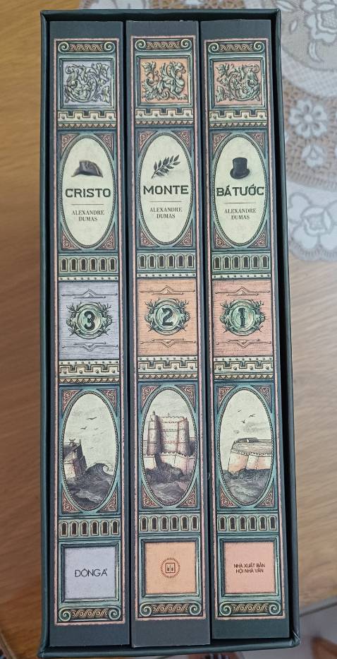 Thiết kế hộp: nói về Đông A làm bìa sách với hộp thì đẹp khỏi bàn, góc cạnh của hộp không bị trầy xước và bị móp méo.
Sách: bìa sách đẹp, hình ảnh minh họa sắc nét, trang sách ko bị bung chỉ hay bị dính trang, font chữ hơi nhỏ nhưng vẫn nhìn tốt được.
Nội dung: vì đây là bản dịch trực tiếp từ bản gốc tiếng Pháp nên đây là bản đầy đủ nội dung nhất trong các phiên bản khác, cũng là lý do mình chốt bộ này của Đông A.
Đóng gói và giao hàng: Đóng gói siêu cẩn thận, có bọc lớp chống sốc bên ngoài nên không sợ bị móp hộp, nhân viên giao hàng thân thiện, nhiệt tình và giao đúng giờ.
Không có gì để chê !