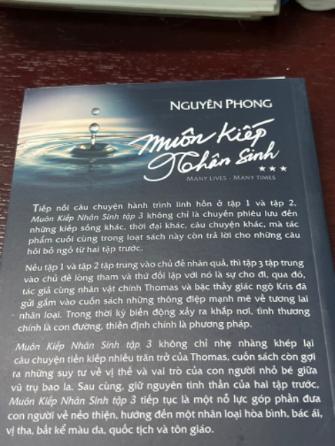 sách rất đẹp, bao bì kĩ lắm! ^^ Mình rất ưng, mùi sách mới thơm hiuhiu, mình tâm đắc Muôn kiếp nhân sinh lắm, mình đã đọc 2 tập trước và tiếp nối là tập 3 này! Mình cảm ơn Tác giả + NXB + Fahasha + NV Giao hàng đã cho mình một trải nghiệm tuyệt vời💖 Nên mua nhé!