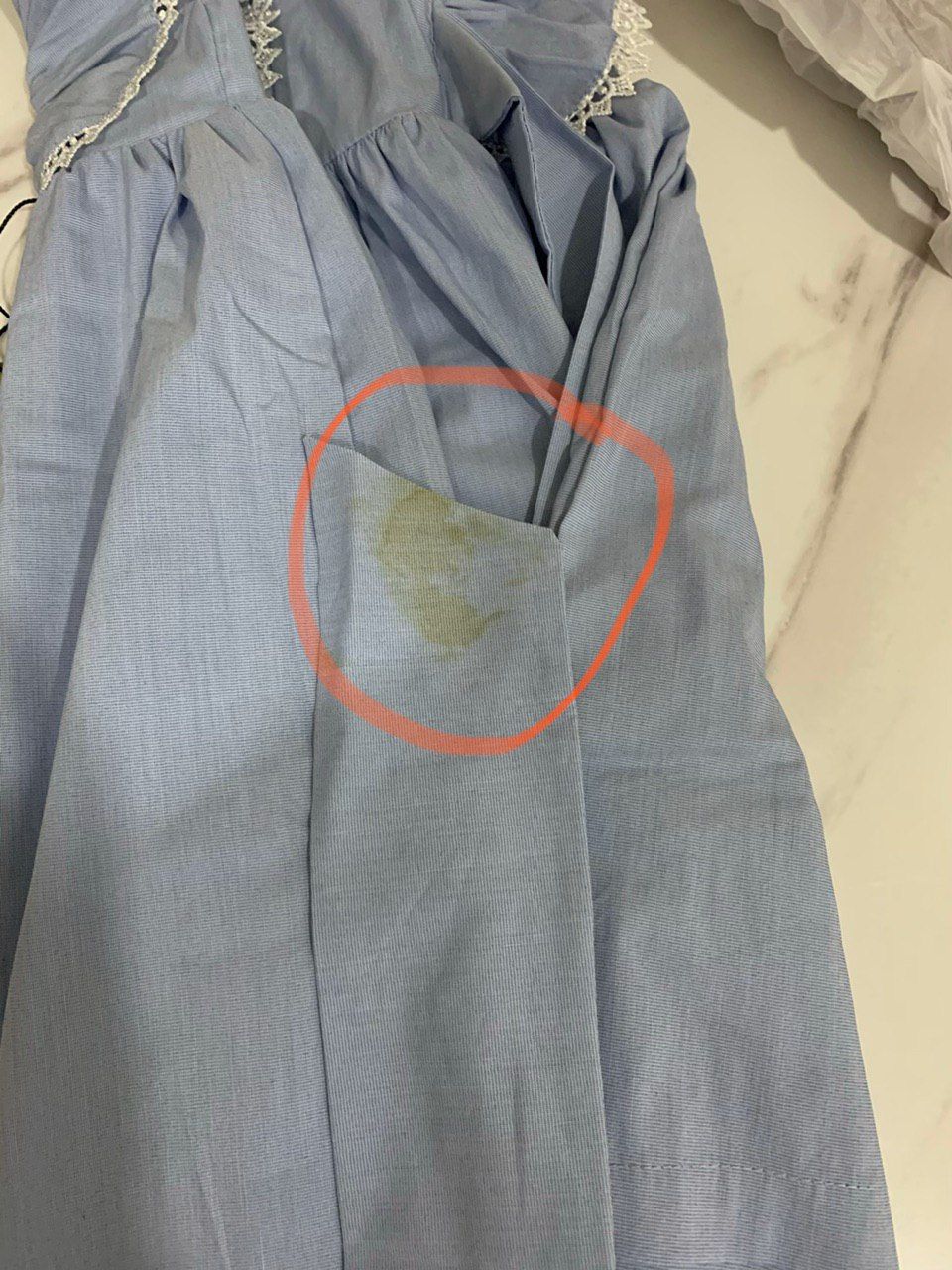 Đầm rất xinh. mầu sắc và vải đẹp. vải không bị nhăn. Tiếc là sản phẩm bị dơ, có thể giặt sặch nên  không sao vì sản phẩm rất đẹp.