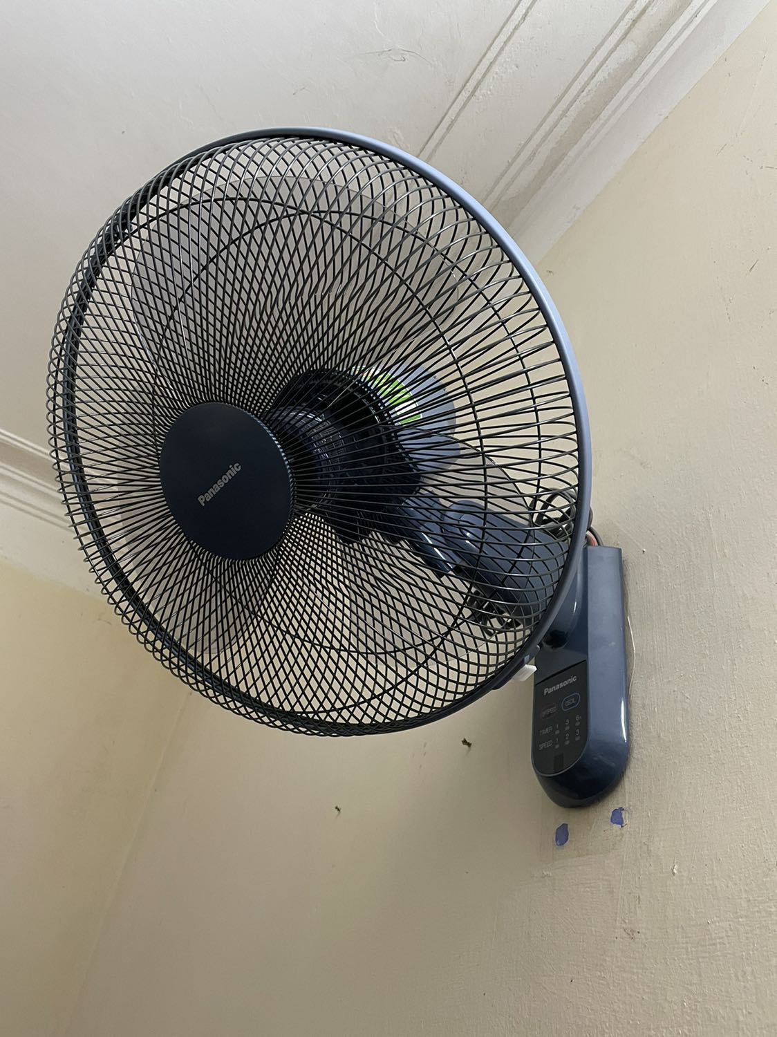 Quạt chạy êm, hình thức đẹp, giá cả hợp lý. Hài lòng.