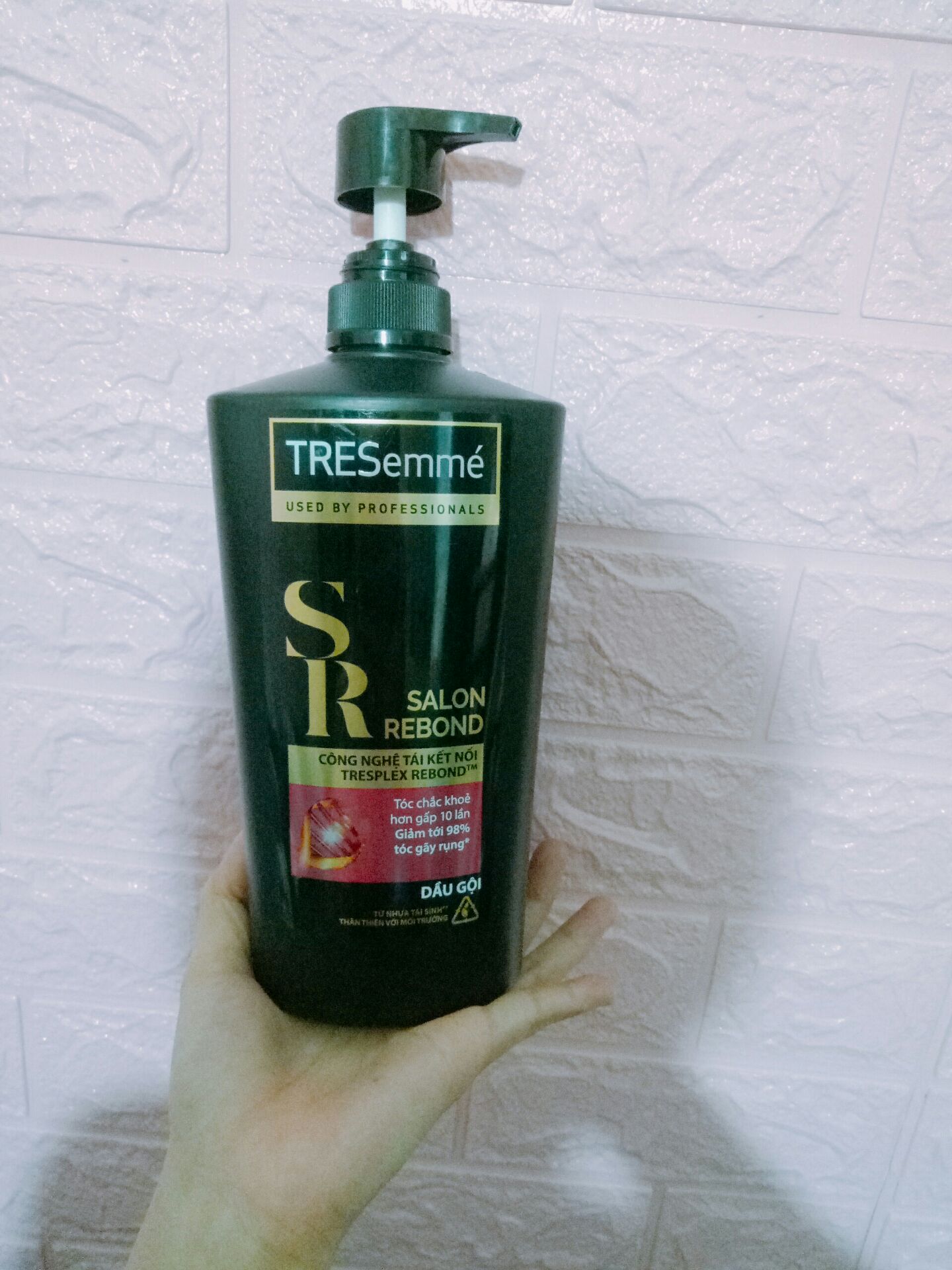 Mình đã mua sp này ở tiki..  chất lượng sp thì khỏi bàn nha..   trước h mình có lẽ đây là dầu gội mình tin nhất..  về tiki giao hàng nhanh chóng, đóng gói cẩn thận . Luôn đặt niềm tin ở tiki.  Thanks tiki