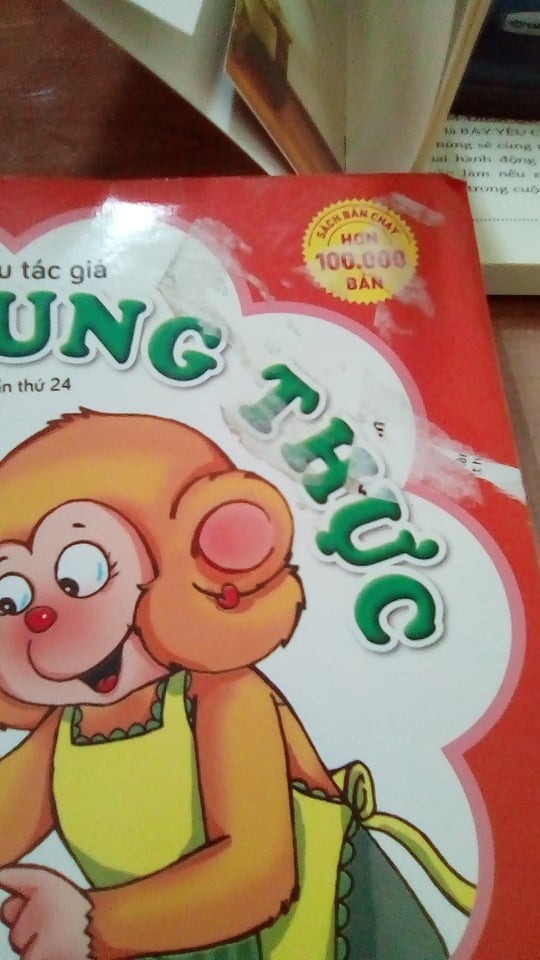 Chị mình nhận đơn hàng, tuy sản phẩm giá rẻ hơn so với các nhà sách khác 1 chút. Nhưng chất lượng sản phẩm không được tốt. Đơn đc giao nhiều lần nhưng sách to thì bỏ trong hộp nhỏ, sách nhỏ thì bỏ hộp to nên gãy sách hết cả.
Sáng nay nhận đơn thì sách bị trầy và rách. Không hài lòng lắm