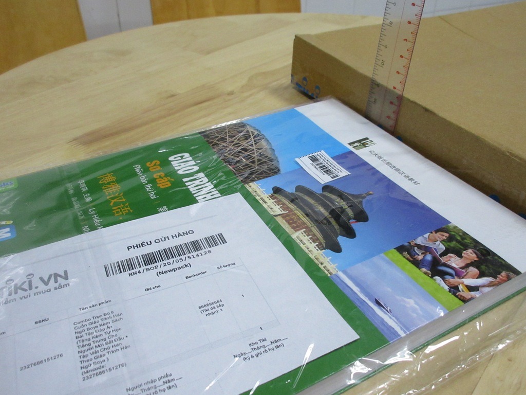 Các bạn nhận xét nhưng ít thấy kê khai giá sách nhỉ?
Mình thích combo này lâu rồi, cứ theo dõi suốt, một hôm nhận thấy giá 126K !! Sốc không?Mua liền..và hồi hộp theo dõi trên hệ thống, nhiều ngày trôi qua, nản cũng có..Đùng 1 cái, có thông tin báo đơn hàng đang vận chuyển.! Lâng lâng với người mọt sách..

Lúc nhận thùng hàng - sốc toàn tập , chỉ gửi 1 quyển duy nhất ( các bạn xem hình minh họa, với các hộp nhỏ như thế sao mà chứa được 8 quyển sách , chứ nói chi quà tặng kèm)!! Mất hơn 15 ngày để than thở - TIKI CARE thì báo nhà cung cấp nói giao thiếu,sẽ giao bổ sung, gọi điện 2 lần để hổ trợ, cuối cùng chốt 1 câu : chưa gửi hàng bổ sung thì triệu hồi , hoàn trả tiền... Cũng đúng thôi, 126k so với giá bán hơn 800K thì sao mà giao dịch được , vậy thì ngay lúc đầu cứ nói sale nhầm thì xong ngay..

Đừng tùy duyên mà nói Xin lỗi hay Cảm ơn TiKi , nếu đã tận tâm là đáng quý rồi..