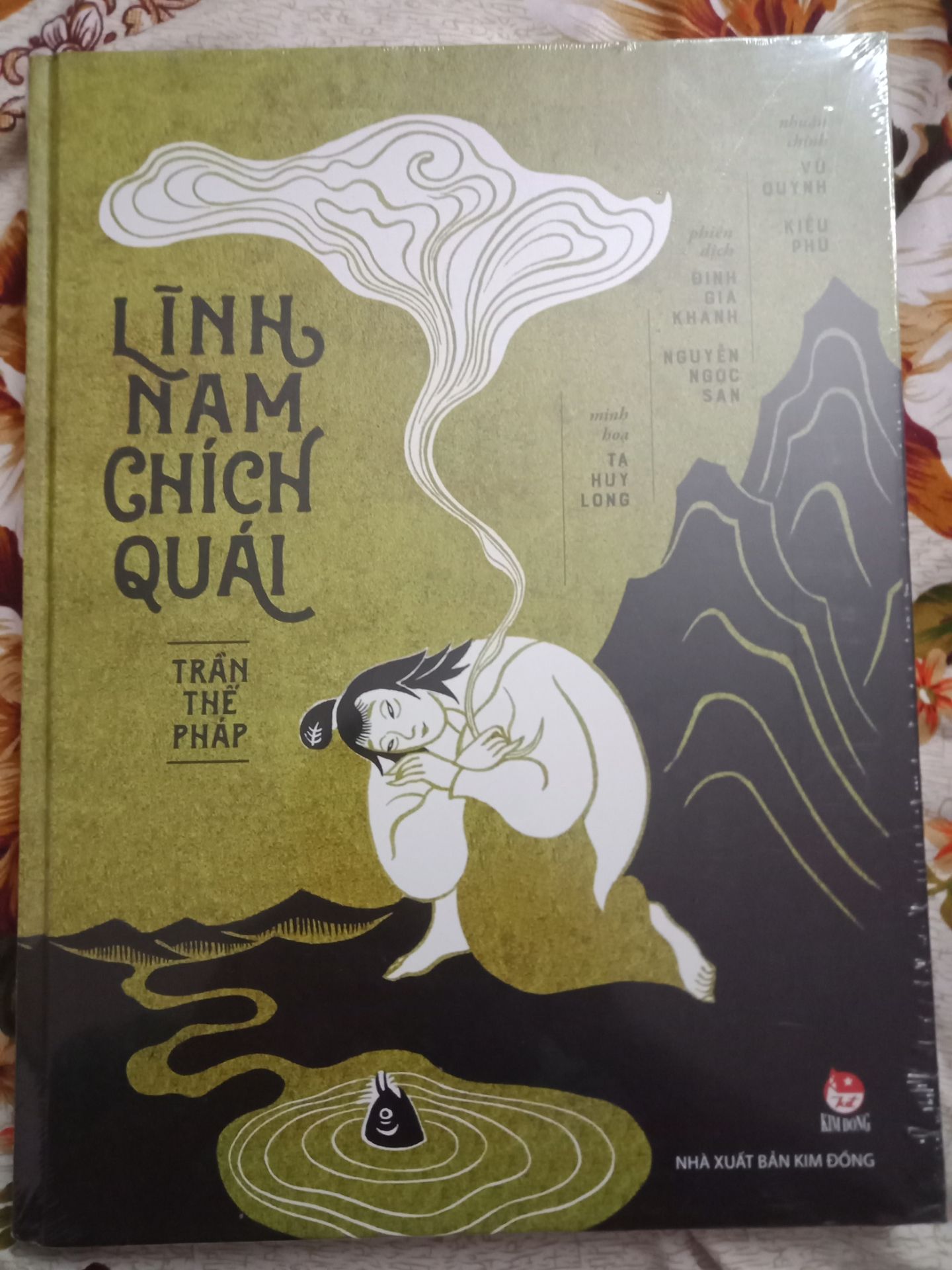 Sách to, đẹp. Tất cả các câu truyện mình đều đã đọc qua, nhưng trình bày thêm tranh minh họa làm cho các câu truyện cũ mang một màu sắc mới, thu hút người đọc. Điểm trừ mình không thích là họa sĩ vẽ tranh minh họa " dìm hàng" trang phục Việt Nam quá, đàn ông toàn cởi trần đóng khố ( kể cả nhà vua) trong khi người Tàu mặc quần áo y như phim tam quốc, mặc dù VN nghề dệt vải phát triển từ rất sớm