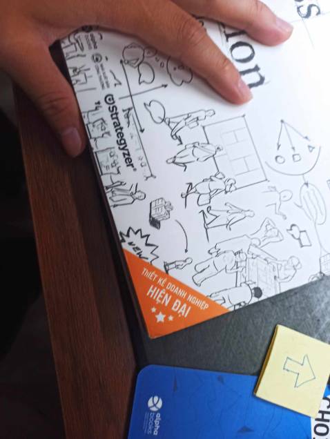 Góc sách hơi bị rách. Nay mình sờ đến mới thấy vết. Nội dung mình chưa đọc nên chưa đánh giá. Sẽ review lại sau.

Update: Sách bị chút quăn góc nên mình có thử đổi trả xem bên Tiki xử lý sao. Họ đồng ý duyệt đơn nhưng sách gửi lại lần này tệ hơn trước. Mình có quay video unbox. Nội dung còn bị in thiếu :| sai sót khó tránh khỏi nhưng nó lặp lại nhiều với lô sách này. Mình nghĩ các bạn nên xem lại bảo quản. Đây là lần đầu mình gặp TH trải nghiệm tệ như vậy