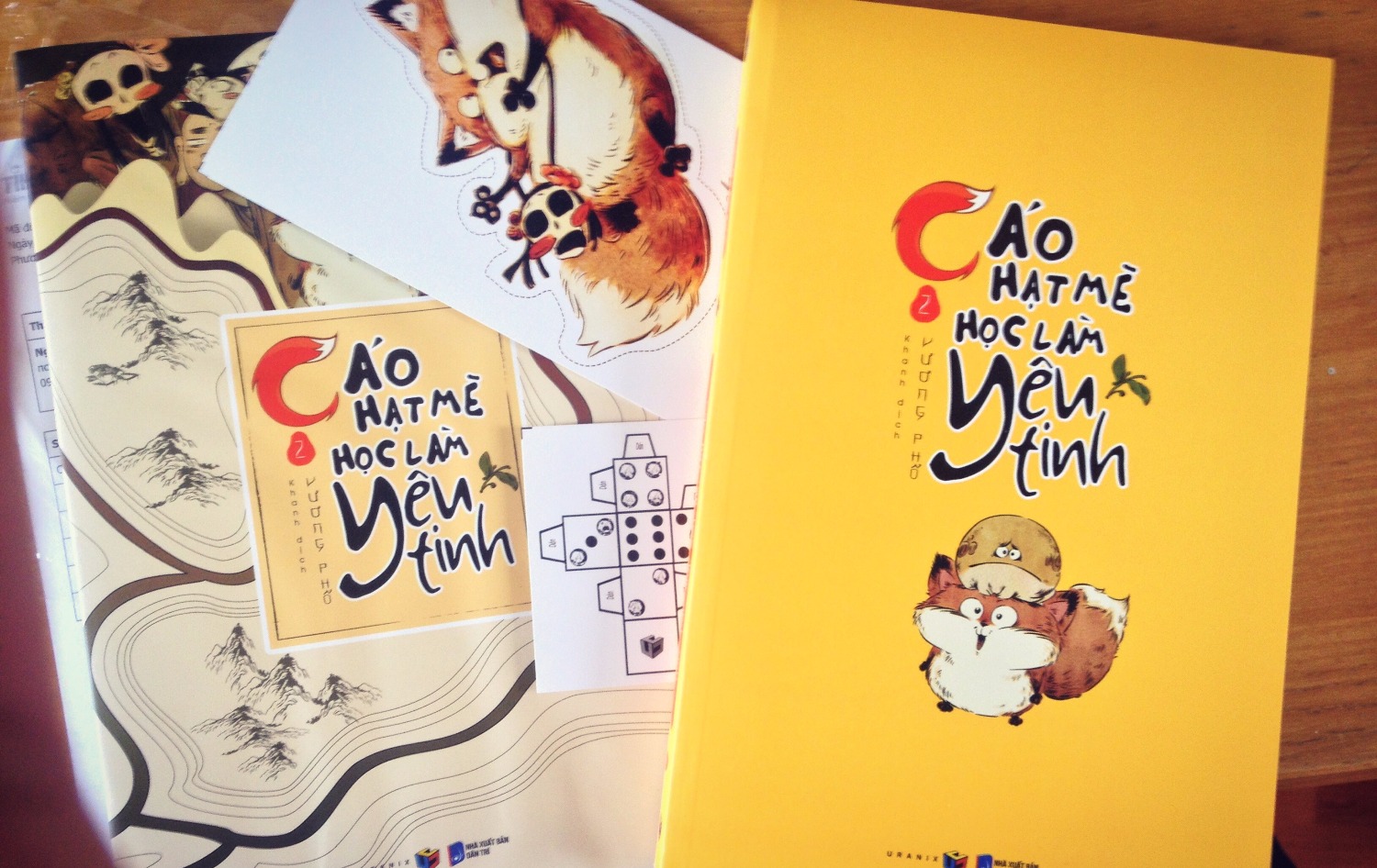 Cuối cùng cũng rước được Tiểu Hiệu về, vẫn tiếc tập 1 ko mua được vì hết mất hàng. Nhưng mà tập 2 này có thêm quà tặng kèm, ad hay có ai biết chơi ko chỉ mình với. Mình cám ơn trước nha.
p.s vừa mới  làm thủ tục  "bóc nilon và hit hit mùi sách mới xong", kiểu bị nghiện mùi này ý. =)))