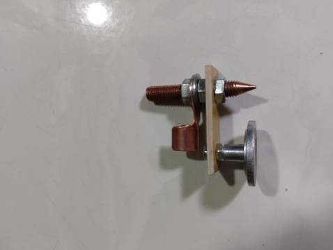 Nam châm hít mạnh dữ, dễ dàng cho việc cặp mass ở các sắt tròn to và đứng