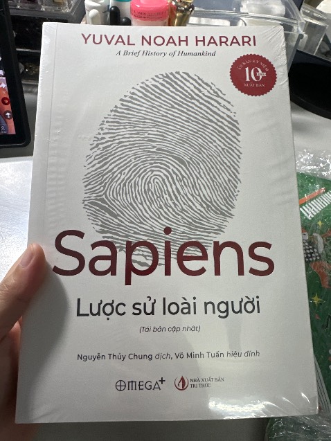 Lần đầu mua sách trên tiki. Săn được giá sale 10.10 khá ổn. Giao hàng nhanh. Có hộp đẹp. Tuy nhiên không bọc chống sốc. Sách nhận đẹp. Chất lượng giấy in và chữ tốt. Chưa đọc nên chưa nhận xét về nội dung sách nhưng đã đọc review và thấy phản hồi tốt.