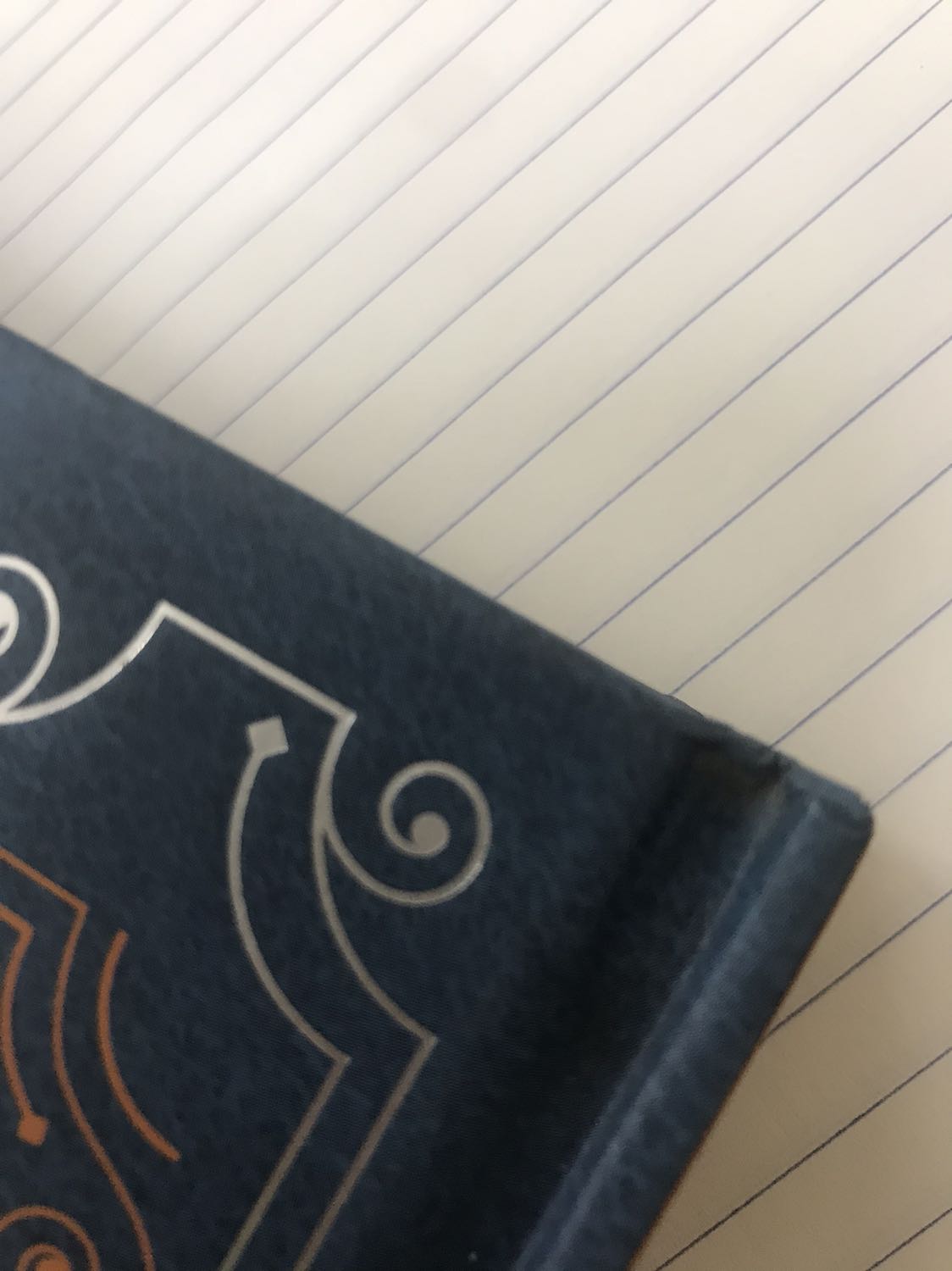 Sách không được bọc bằng bất cứ thứ gì, đóng gói rất cẩu thả dẫn đến gáy sách bị nhắn nhúm khá nhiều. Mong tiki cẩn thận hơn