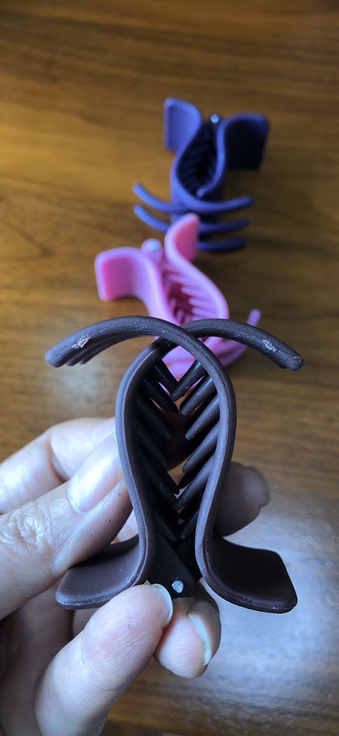 Màu sắc và kiểu dáng ko giống ảnh chụp, chất lượng rất kém và xấu. Màu sắc và kiểu dáng ko giống ảnh chụp, chất lượng rất kém và xấu.