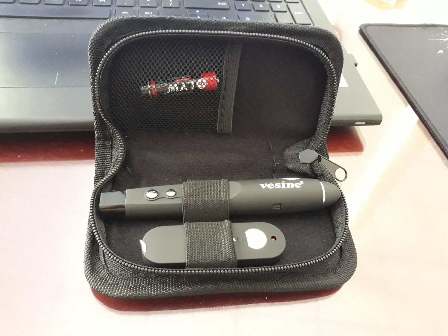 Giao hàng nhanh, thái độ nhân viên tốt. Đặt hàng sản phẩm của bên thứ 3 chứ không phải của tiki trading nhưng chất lượng vẫn đảm bảo. Bút còn mới và có tem bảo hành. Sản phẩm hoàn thiện chưa tốt nhưng chấp nhận đieọc trong tầm giá