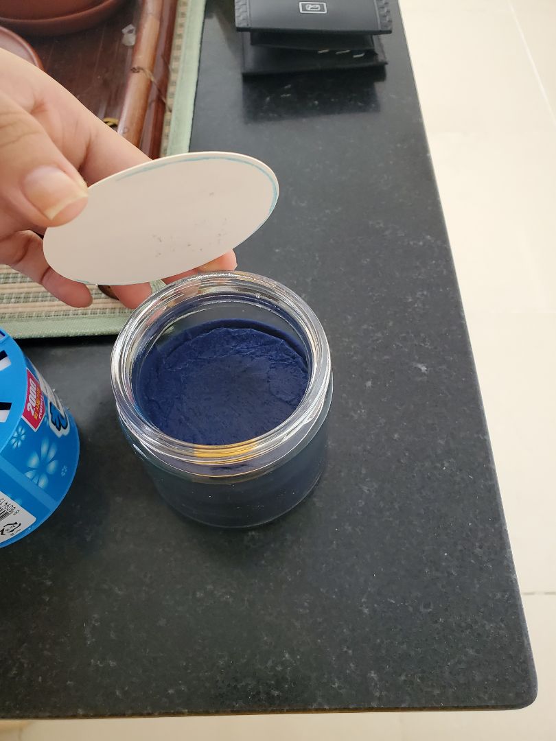 hàng nhận đã bị khui trước đó, ko có màng bọc. ko nghe được  thơm nữa.