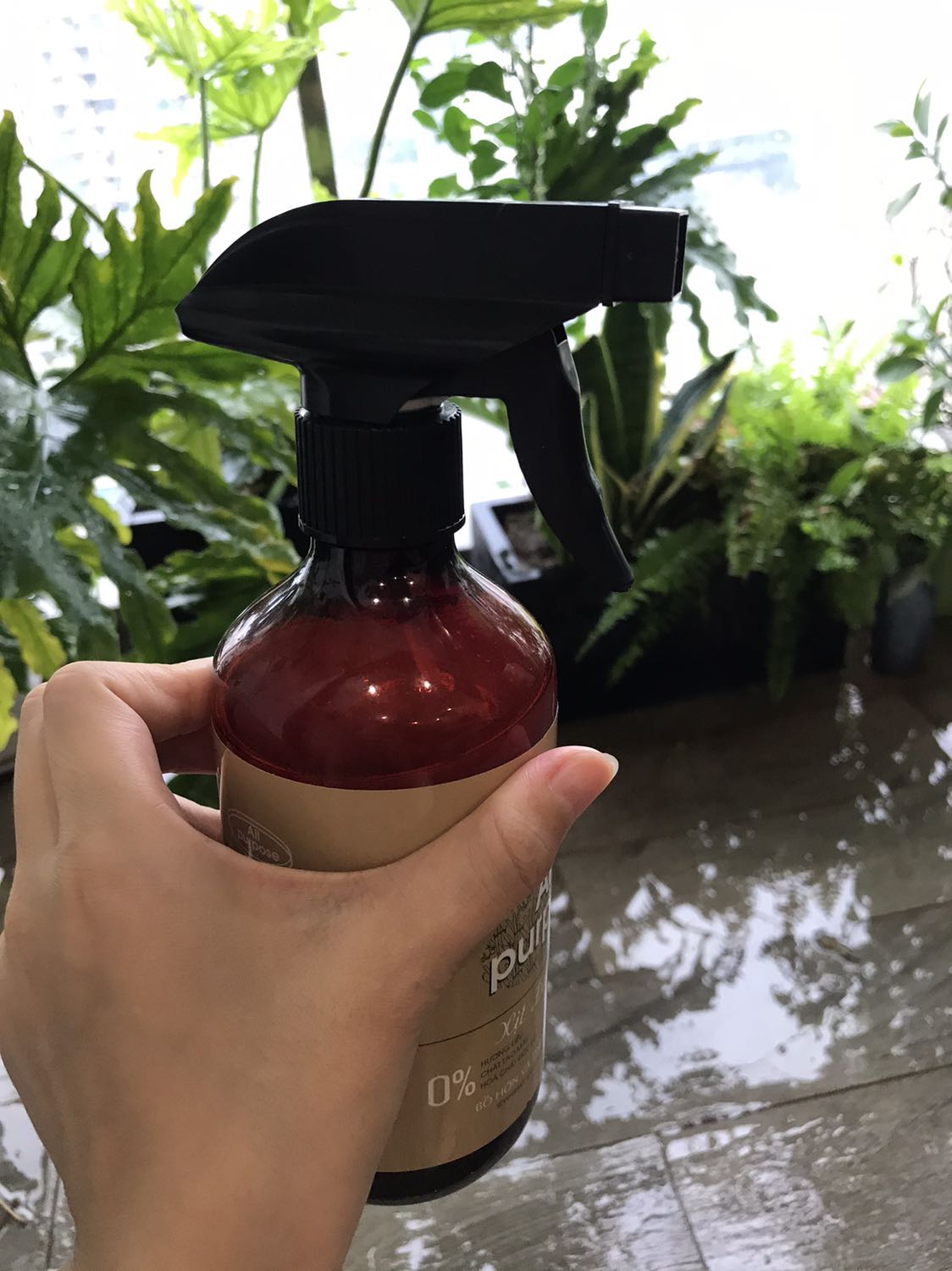 Tiki giao hành nhanh. Sản phẩm dùng tốt. Lau bàn sạch, thơm mùi sả chanh. Ủng hộ hàng Việt Nam chất lượng cao, thân thiện với môi trường. Mình dùng sang chai thứ 3 rồi. Chai trước đến gần cuối thì bị lỗi phần xịt. Chai này hy vọng ổn.