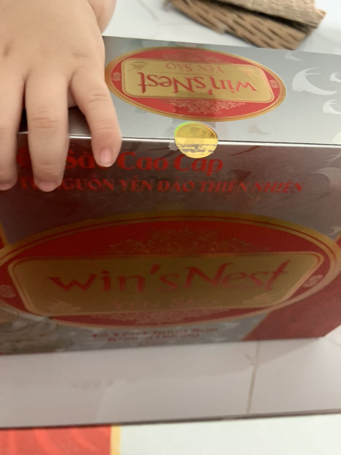 10 điểm về đồ giao nhanh. nhanh cấp kỳ dù ko chọn dc tikinow.
9 điểm đóng gói ngoài, đóng gói khá kỹ có lớp lót. hàng tặng dc đóng gói riêng và đẹp.
1 điểm vì hàng mới mà vỏ móp méo, tem thì bị bong cạy, rồi ai chứng cho tôi hàng thiệt?