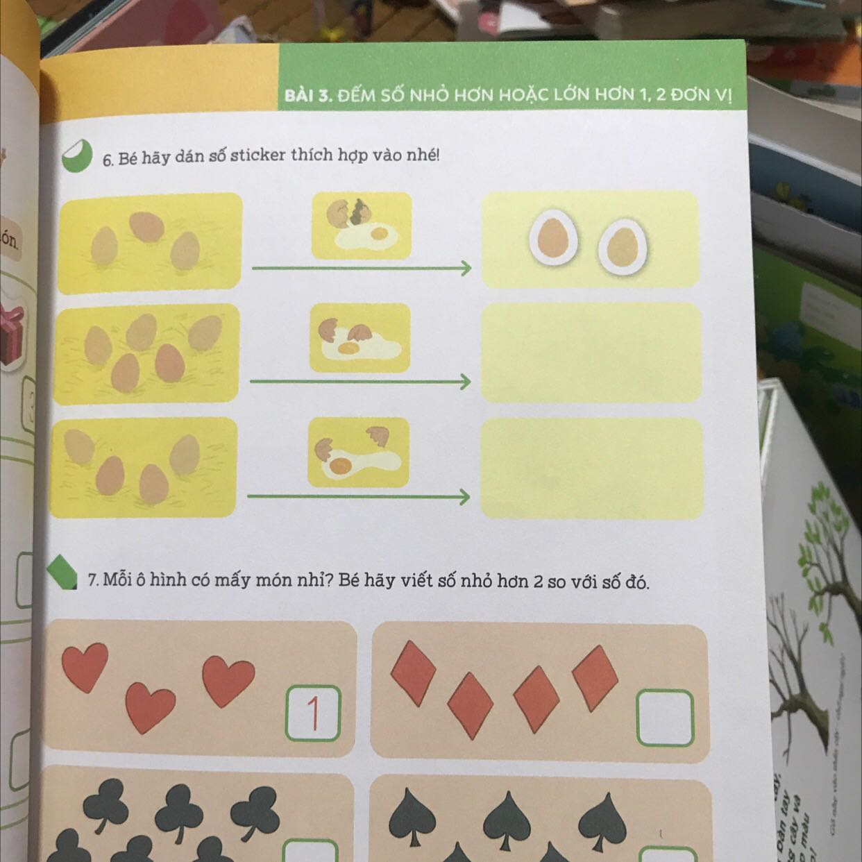 Sách khổ to, dày. In màu sắc nét phù hợp với trẻ nhỏ. Nhiều bài tập. Đa dạng các hình thức câu hỏi và trả lời. Có cả hình dán vừa chơi vừa học. Rất đáng mua