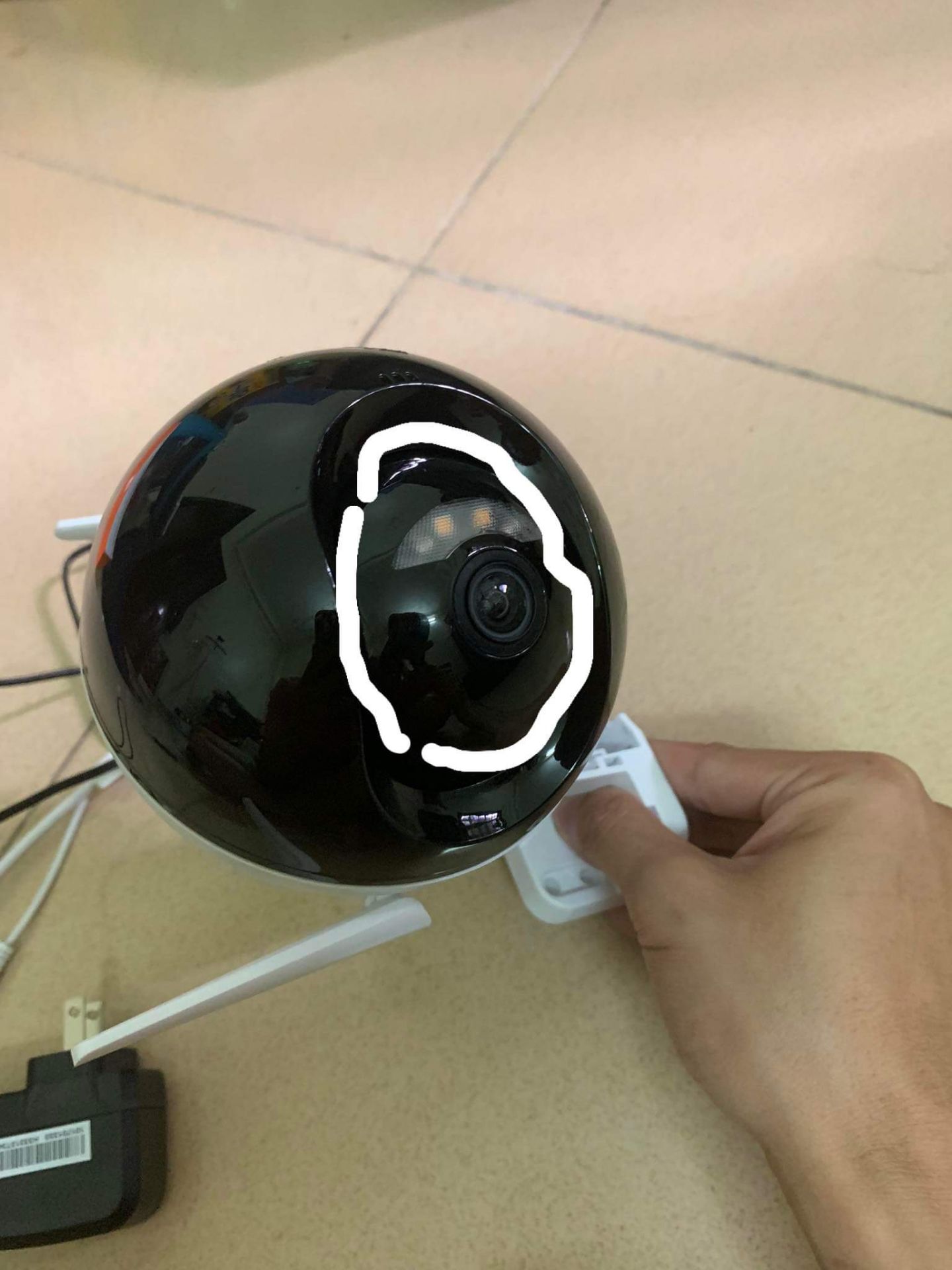 Mình sử dụng ngoài vườn, sau 1 hôm trời mưa thì nước chảy vào cái rãnh ở camera. Theo lời tiki, mình có mang ra trung tâm bảo hành nhưng bị từ chối từ chối do không phải sản phẩm họ bán ra và cũng không nhận sửa. Hiện tại tiki chưa đưa ra hướng giải quyết về sản phẩm cho mình. Mình đã mua rất nhiều sản phẩm của tiki trading nhưng thấy lần này cảm thấy hỗ trợ rất tệ. Mọi người nên cân nhắc