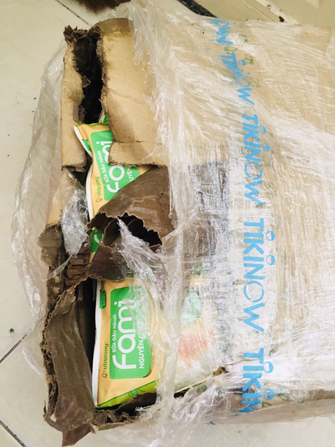 Mình mua được giá km nên rẻ hơn mua ở ngoài. Giao hàng nhanh, hạn sử dụng trong vòng 6 tháng, có điều lúc giao hàng không cẩn thận, thùng bị lủng, có bể 1 bịch, ướt luôn thùng giấy bên ngoài. Sự cố này bạn nv giao hàng cũng có xin lỗi lúc giao mà cũng bị 1 bịch thôi nên ko sao