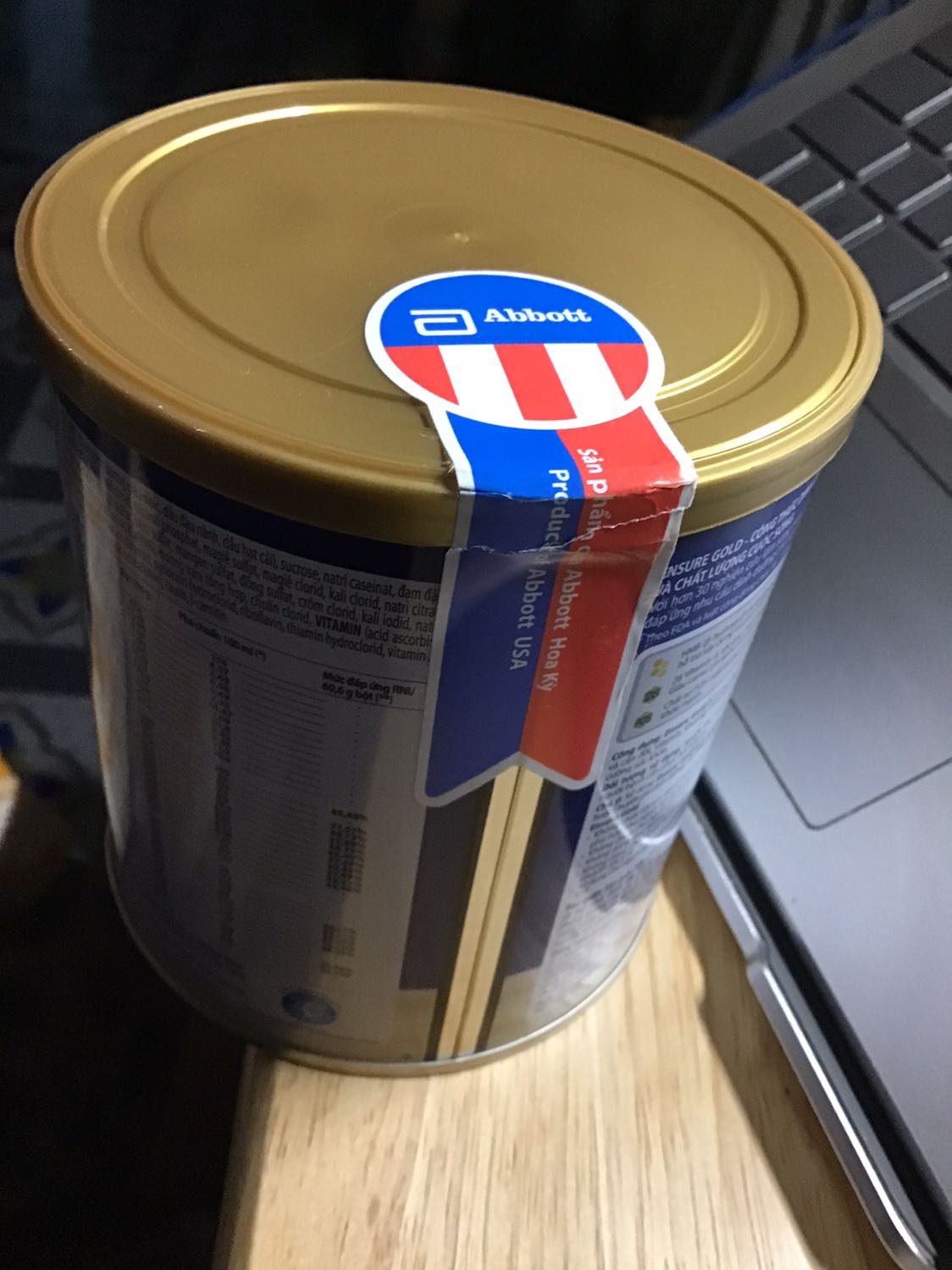 Mới mở hộp thì tem abbott bị thế này đây. Chưa hết, bình thường mình thanh toán online nên ở ngoài hộp tiki không ghi thông sản phẩm, thế shipper lại biết bên trong có gì bảo mình xuống nhận. Đề nghị tiki xem xét lại bên vận chuyển, nghi ngờ sản phẩm bị đánh tráo