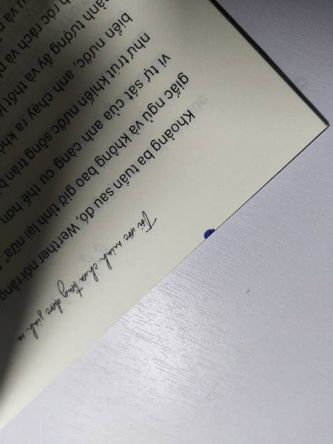 Sách in lỗi, có vài trang bị nhăn. Phía sau có tem, để thì xấu còn gỡ ra thì keo ko ra hết xấu thêm. P/s: 3 ảnh dính mực sách khác.