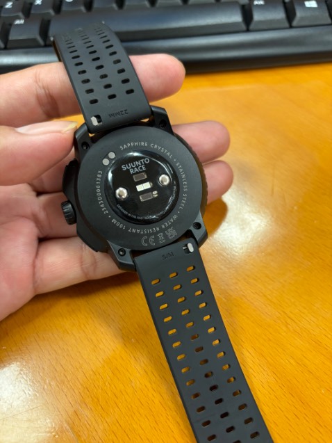 Đẹp. Đen sì ngầu cho bạn nào thích màu đen. Cách làm bản lề và dây rất dễ chịu cổ tay. Mình dùng Garmin, Coros rồi mua thêm Suunto này, cái này đẹp mã nhất trong 3 cái. Chức năng ko tiện bằng Coros Apex 2 Pro cũ của mình. Ae tham khảo. Chúc chạy vui khoẻ.