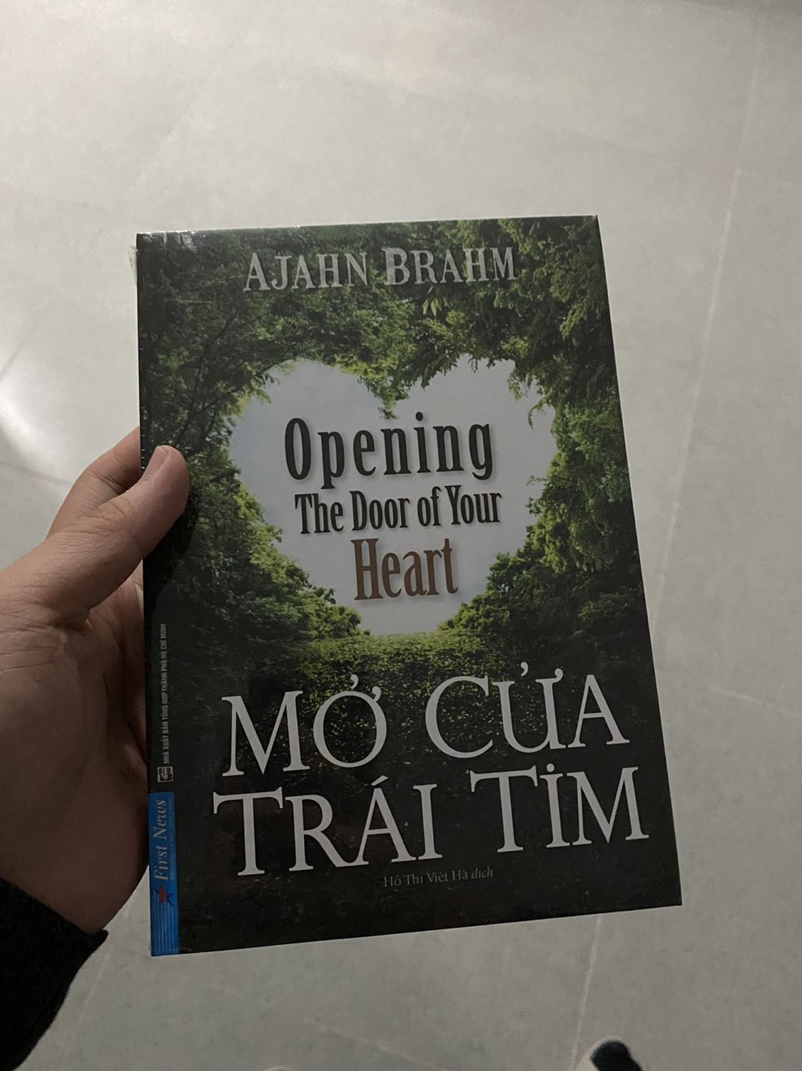 Quyển sách là tập hợp những mẩu truyện ngắn, tự nhiên, dễ đọc. Mỗi câu truyện lại mang những ý nghĩa riêng để chữa lành tâm hồn và giúp ta hạnh phúc hơn. Tuy ngắn nhưng có những chuyện mình đọc đi đọc lại 3 lần mới vỡ ra được những ý nghĩa sâu sắc của nó.
Hình thức sách: giấy hơn sần sờ thích lắm.
Cảm ơn tác giả và tiki