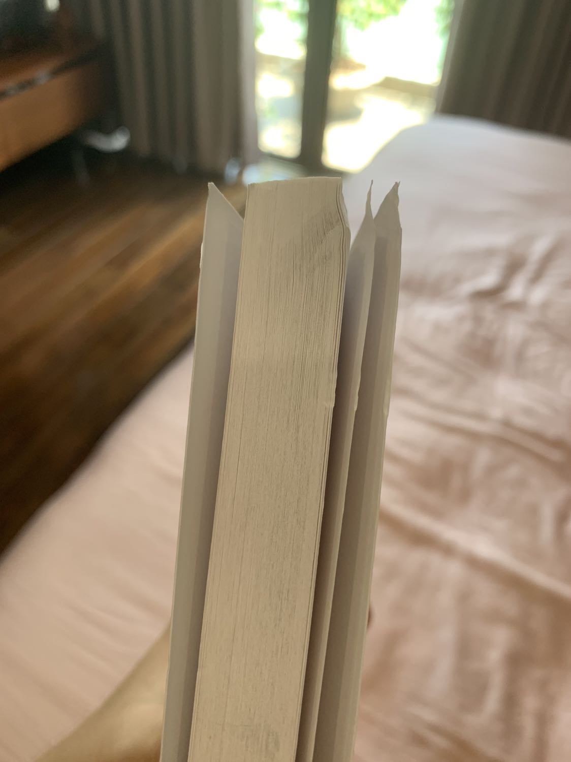 sách mới, được bọc bằng nhựa nhưng mấy tranh cuố không được phẳng lắm 
giao hàng lâu xíu