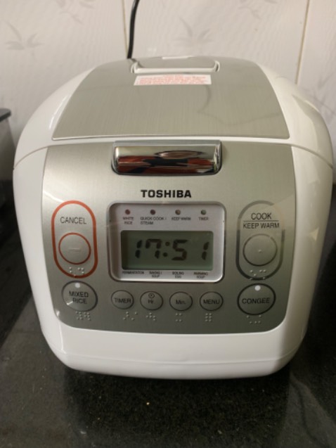 Thời gian giao hàng nhanh, tối ngày 10 đặt, trưa ngày 12 nhận hàng. Đóng gói gọn, chắc chắn. Hàng mới nguyên ko bị trầy xước hay nứt vỡ, phụ kiện đầy đủ.
Loại 1lít này phù hợp với gia đình từ 1-4 người. Nồi nhỏ gọn, đẹp mắt, lòng nồi nặng tay, khi cầm có cảm giác rất chắc chắn.
Đã nấu thử món cháo trắng. Thành phẩm ra cháo ngon mềm, thời gian cũng nhanh, ko lo canh cháo sôi trào như những loại nồi thông thường. 
Hi vọng sử dụng lâu bền. Sẽ ủng hộ nếu cần mua thêm.