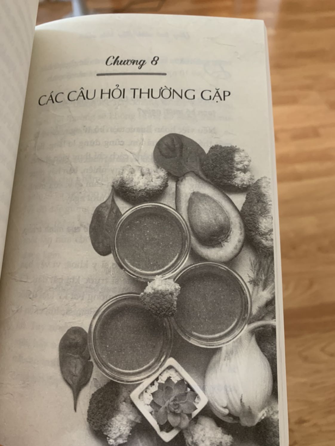 Một cuốn sách mà nhìn vào đó biết được một nhà xuất bản, một người soạn viết sách dịch không có tâm. Bán một cuốn sách giá 129k không thấy thổ thẹn lương tâm, thấy thương cho cuốn sách gốc của bà JJ Smith nghĩ sao một cuốn sách bán hơn một triệu bản trên thế giới mà các bạn làm ẩu thả thế này thì mình hết viết nói sao luôn. Phong chữ kiểu chữ lung tung loạn xạ, bố cục thì quá tệ , một cuốn sách thế này mà in ra một bản thể tí xíu, chất lượng giấy tệ hơn chữ tệ , mà đi đặt giá hơn có trăm nghìn cuốn sách. Nội dung dịch đọc thì thôi lủng củng trong cách hành văn như google dịch. Lúc thì kiểu chữ này, lúc thì kiểu chữ khác thiệt đọc nhìn chóng mặt luôn.