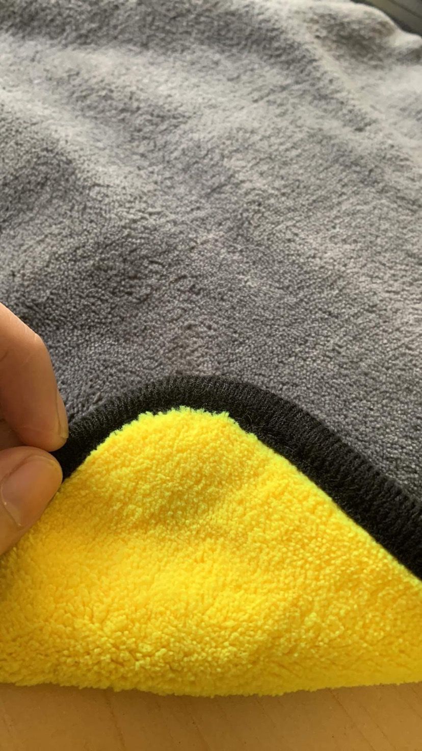 Khăn rất đẹp, dày dặn, vải đúng không rụng bông như QC, đã mang ra lau rửa xe, lau rất thích. Hài lòng