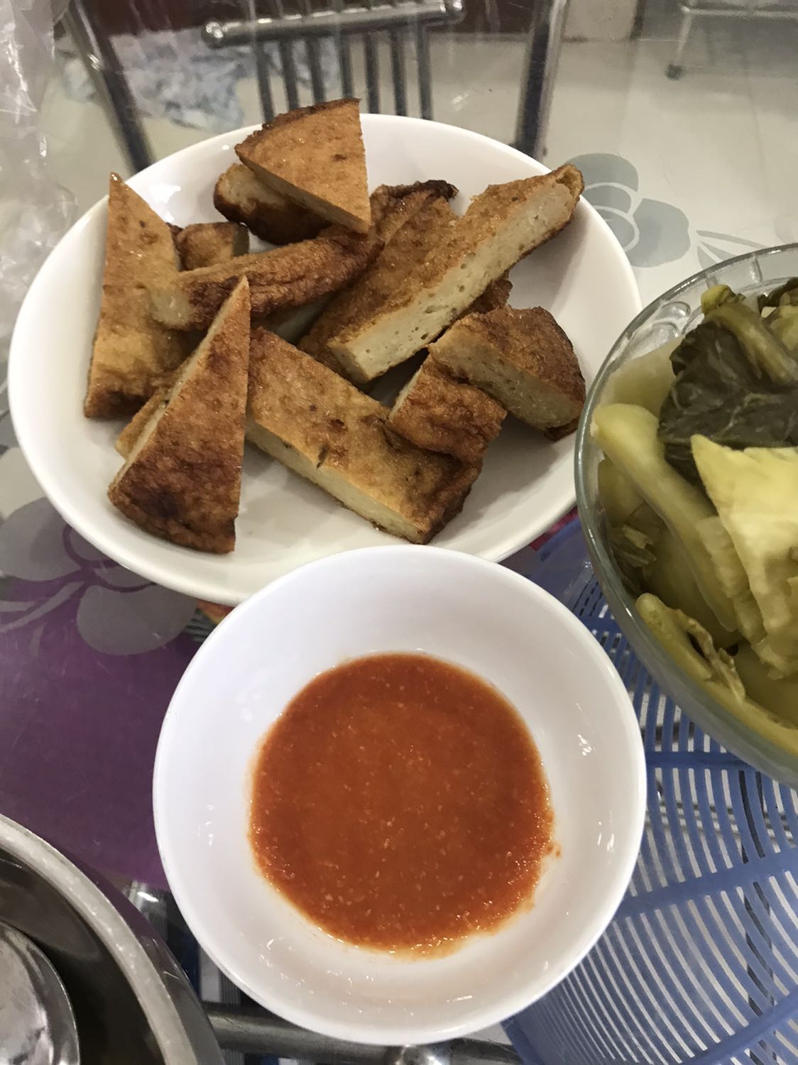 Vị hơi lạ, chua chua và hơi đắng nhẹ vì có giấm và tỏi. Tuy nhiên ớt cũng cay, để dành ăn gỏi đu đủ hợp lí hơn là chấm.