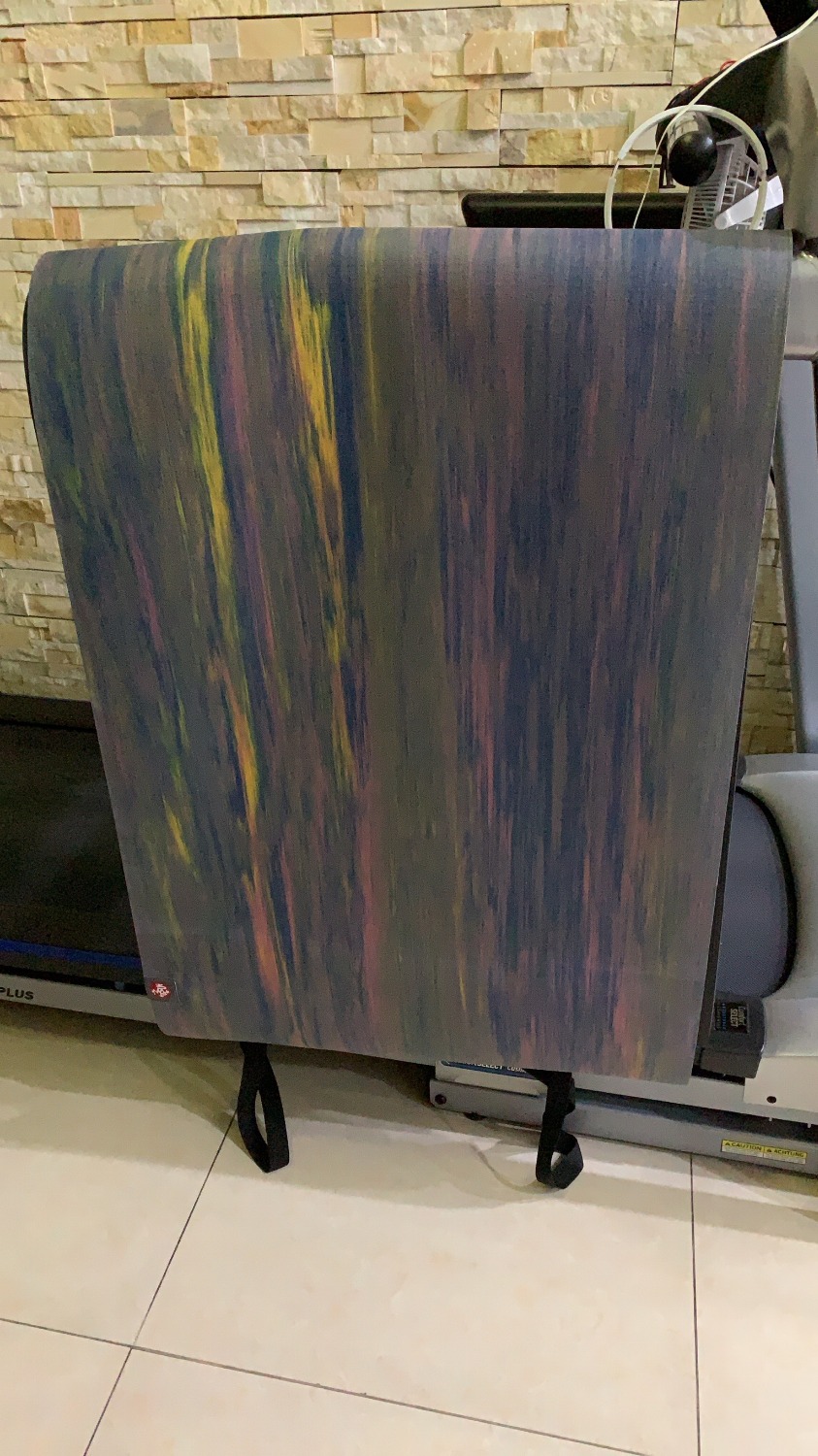 Cô giáo lớp yoga khuyên mình mua thảm này, vì có nhiều học viên cũng đang dùng.
Ưu điểm: Mỏng, nhẹ, có thể gấp lại dễ dàng, phù hợp mang đi du lịch hoặc lót trên thảm của lớp. Không có mùi cao su.