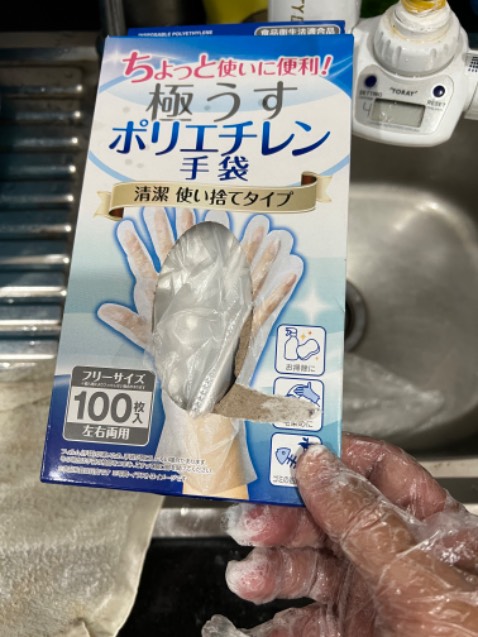 Bao tay rất mỏng hơn so với các bao tay ni *** mình từng dùng. Rất dễ thủng nên khi rửa chén, nước rửa chén tràn vô bên trong