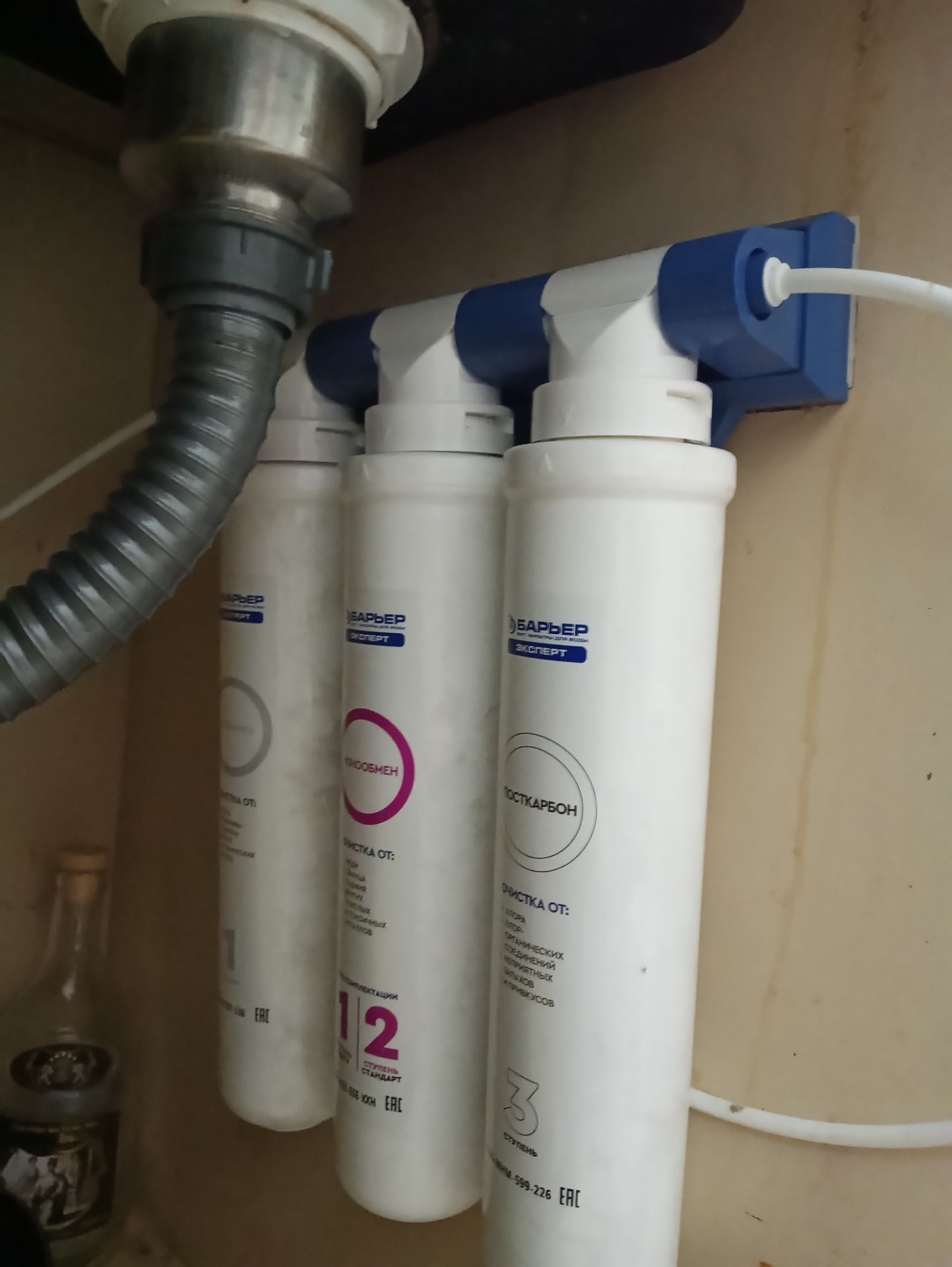 hàng đảm bảo chắc chắn thiết kế hợp lý, tỉ mĩ dễ lắp ráp chỉ hơi cực một chút ở khâu khoan ở góc bồn rữa chén, còn nữa là chỉ ráp thô. chất lượng nước ra là chấp nhận được, nếu kỹ hơn thì đun lên uống là ok.