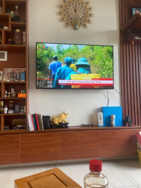 Lắp đặt đơn giản gọn gàng, tưởng khó khăn lắm nhưng nhìn hộp khoảng 10 phút là lắp đặt được,cảm ơn shop giao hàng nhanh chóng hiệu quả Tivi nhà mình 65inch