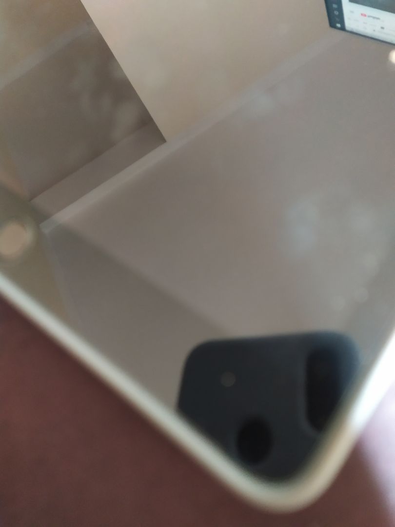 Bộ kit khá cẩn thận. Mặt hơi bám vân tay chút.