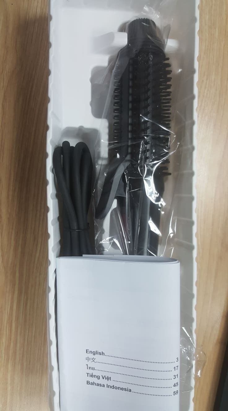 Mình đặt máy tạo kiểu tóc này vào ngày 27/1, thanh toán qua Momo và sử dụng voucher 250K bên Momo. Đúng ra mình có thể đặt được món hàng này từ ngày 26/1, nhưng không thể thanh toán do đơn hàng không được tạo( dù số dư của mình thừa để thanh toán). Mình có liên hệ với bên Tiki vào sáng ngày 27/1, sau đó mới có thể thanh toán bình thường. Trước đây mình mua hàng trên Tiki, giao hàng tiêu chuẩn cũng chỉ nội trong 1 -3 ngày là có sản phẩm giao đến tay. Với đơn hàng này, mình thấy đóng gói hàng xong ngày 28/1, sẵn sàng đi giao. Vì vậy nên mình liên hệ luôn BP CSKH để hỏi cụ thể tình trạng đơn hàng, và được các bạn cho biết là ra tết mới giao hàng được. Lúc đó khá thất vọng, dù biết cận tết thì sẽ khó khăn hơn, nhưng không đến mức là 1 tuần không thể chuyển được sản phẩm từ kho HCM ra HN. 
Đến sáng nay(1/2/19) thì các bạn bên tiki gọi báo nhận hàng, mình đánh giá cao nỗ lực của các bạn!
Tiki bọc hàng rất cẩn thận, và có tag "đồ dễ vỡ" dán ngoài hộp. Trong có đầy đủ phiếu bảo hành cũng như sách hướng dẫn sử dụng. Tuy nhiên mình thấy vỏ hộp được dán mã vạch, chứ không phải in cùng vỏ hộp như những sản phẩm khác, khiến mình đặt câu hỏi nghi vấn với chiếc máy này. Mong Tiki đọc được và sớm phản hồi lại với mình.