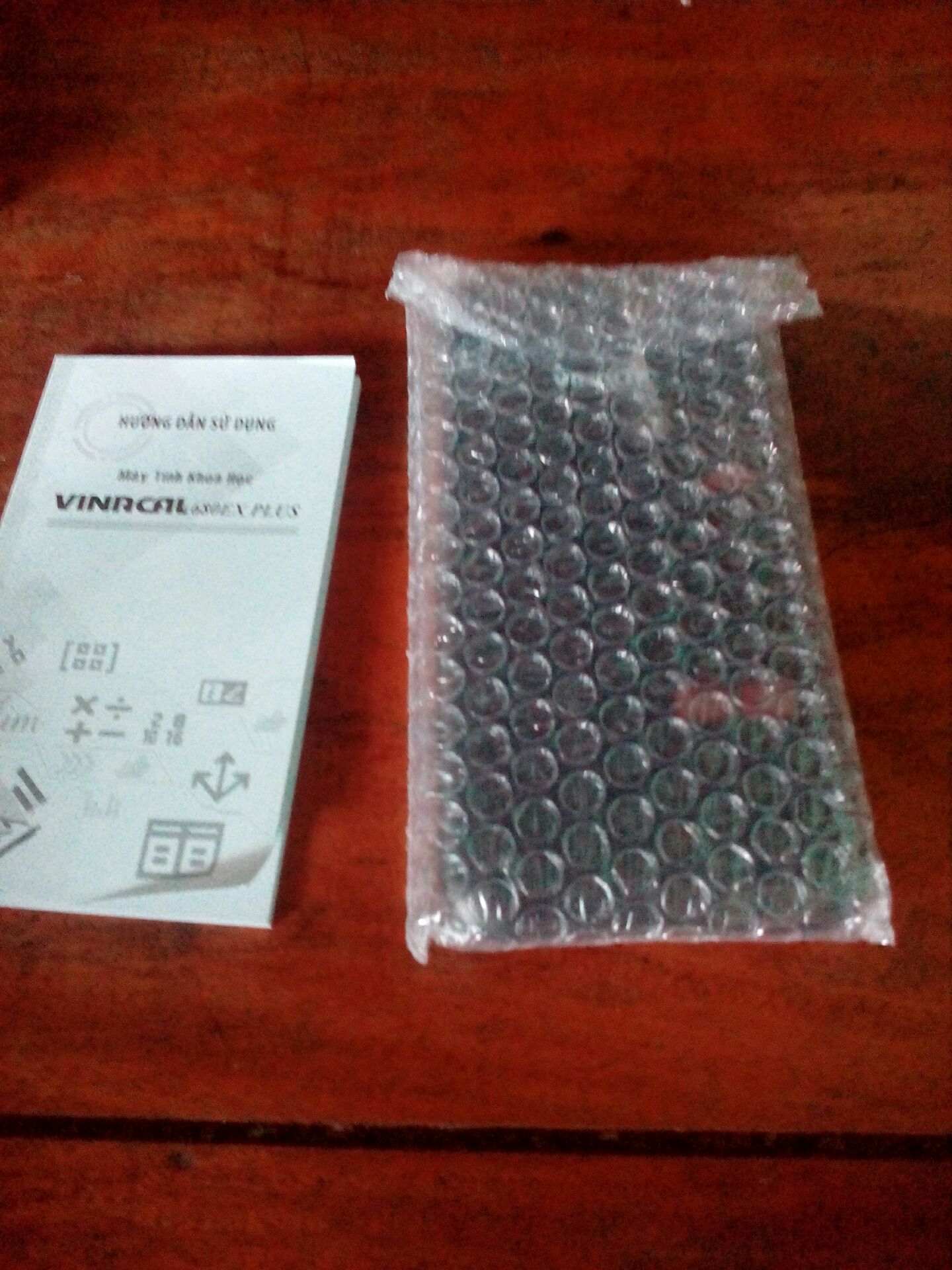 Giao hàng nhanh sớm trước 2 ngày với anh shipper rất nhiệt tính, nói chung thì ban đầu thì mọi thứ rất ok nhưng mà mình chưa text thử máy nên ko thể biết máy ra sao. Nhưng mà cũng xin dành một lời cảm ơn đến tiki và nhà vận chuyển rất chuyên nghiệp.