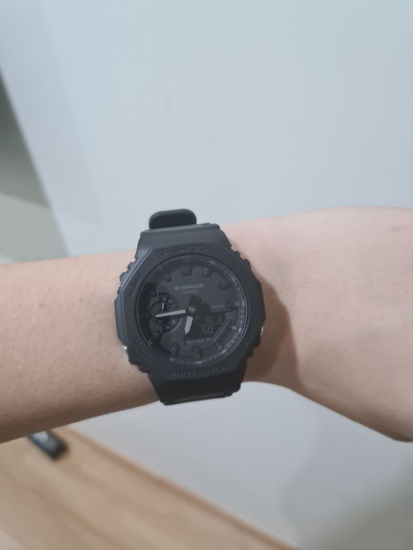 Hàng chính hãng Anh Khuê, đóng gói cẩn thận, tem tag đầy đủ. Chất lượng G-Shock thì bao bền rồi nên k phải bàn. Dòng này khá mỏng, mạng nhẹ thoải mái chứ k cấn như mấy chiếc G-Shock truyền thống.