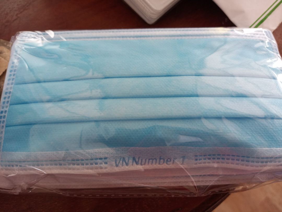 giao hành nhanh. còn với shop, 1 hộp rách tem, 1  hộp hở ra luôn( như hinh, minh chỉ đem từ hộp ra thôi chứ k thêm bớt gì ) mong shop làm ăn kỹ xíu. túi trong hộp bọc kín vậy cũng ổn rồi. vấn đề này khỏi chê ^^. vì mua giá sale 28k nên giá vậy thì  quá ổn .