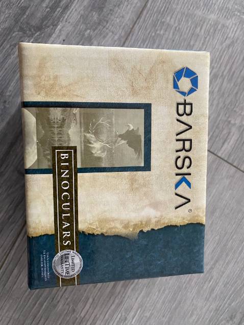 Ống nhòm nhỏ gọn dễ mang theo. Nhìn khá tốt, ở khoảng cách 100 m có thể đọc được biển số xe.
