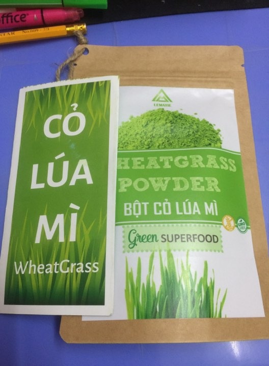 Biết tới cỏ lúa mì lâu rồi vì những lợi ích của cỏ rất tốt cho sức khỏe, nhưng tới giờ mới tìm được sản phẩm ưng ý.
Bột xanh và thơm nhẹ mùi matcha, pha với sữa tươi hoặc sữa chua thì khá ngon, rất dễ uống. Được cái là bột này rất mịn nên pha với nước hay sữa là tan hết, không bị lợn cợn như những hãng khác (mình từng mua bột cỏ của thương hiệu khác thì bột nghiền không mịn nên khi pha xong rất khó uống, cứ bị lợn cợn ngay cổ họng rất khó chịu), nên khi uống loại này không bị thì rất thích. Sản phẩm nhìn chỉnh chu và có thông tin đầy đủ nên mình cũng tin tưởng. 
Rất thích món này, sẽ ủng hộ lâu dài.