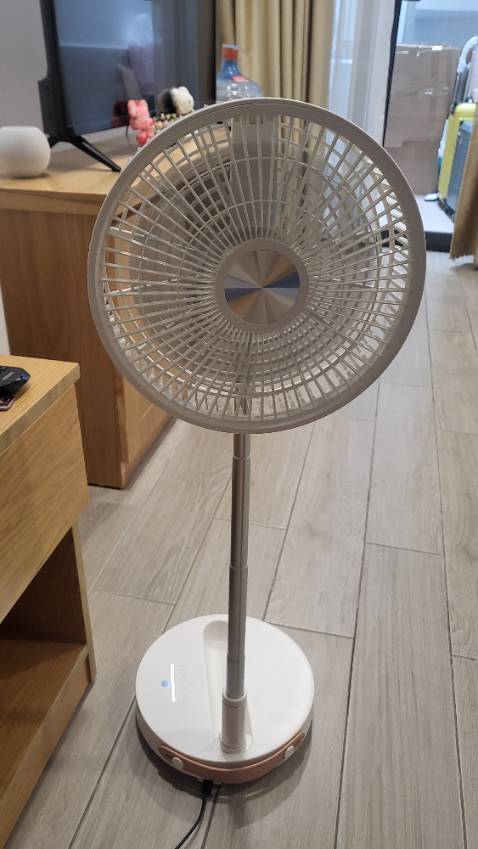 Quạt đẹp, chạy êm, gấp gọn rất tiện dụng. Đặc biệt là có nút điều khiển từ xa, có đèn ngủ và xoay được nhiều góc. Rất hài lòng.